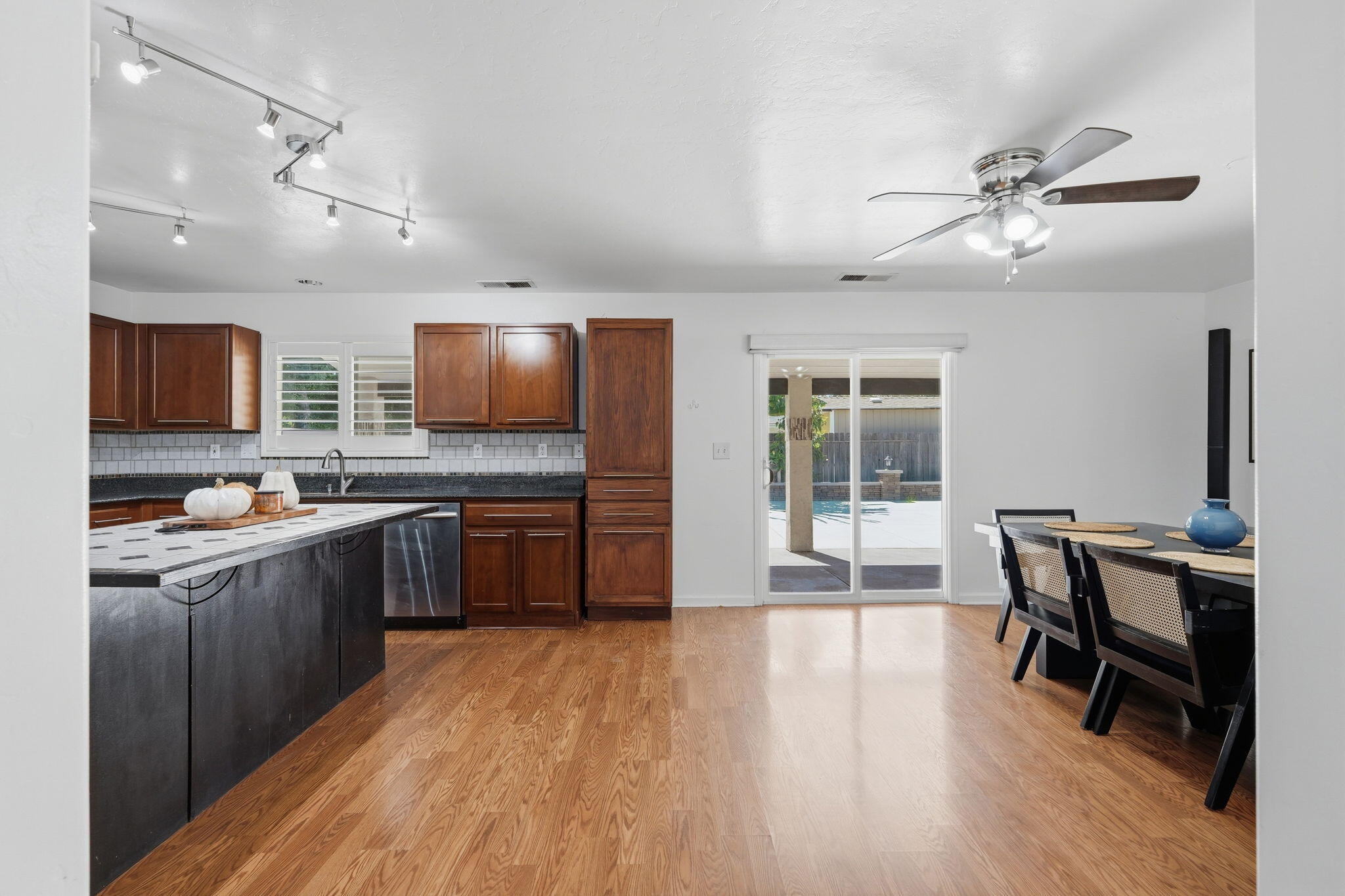 2631 E Parkview Ave, Visalia, CA 93292