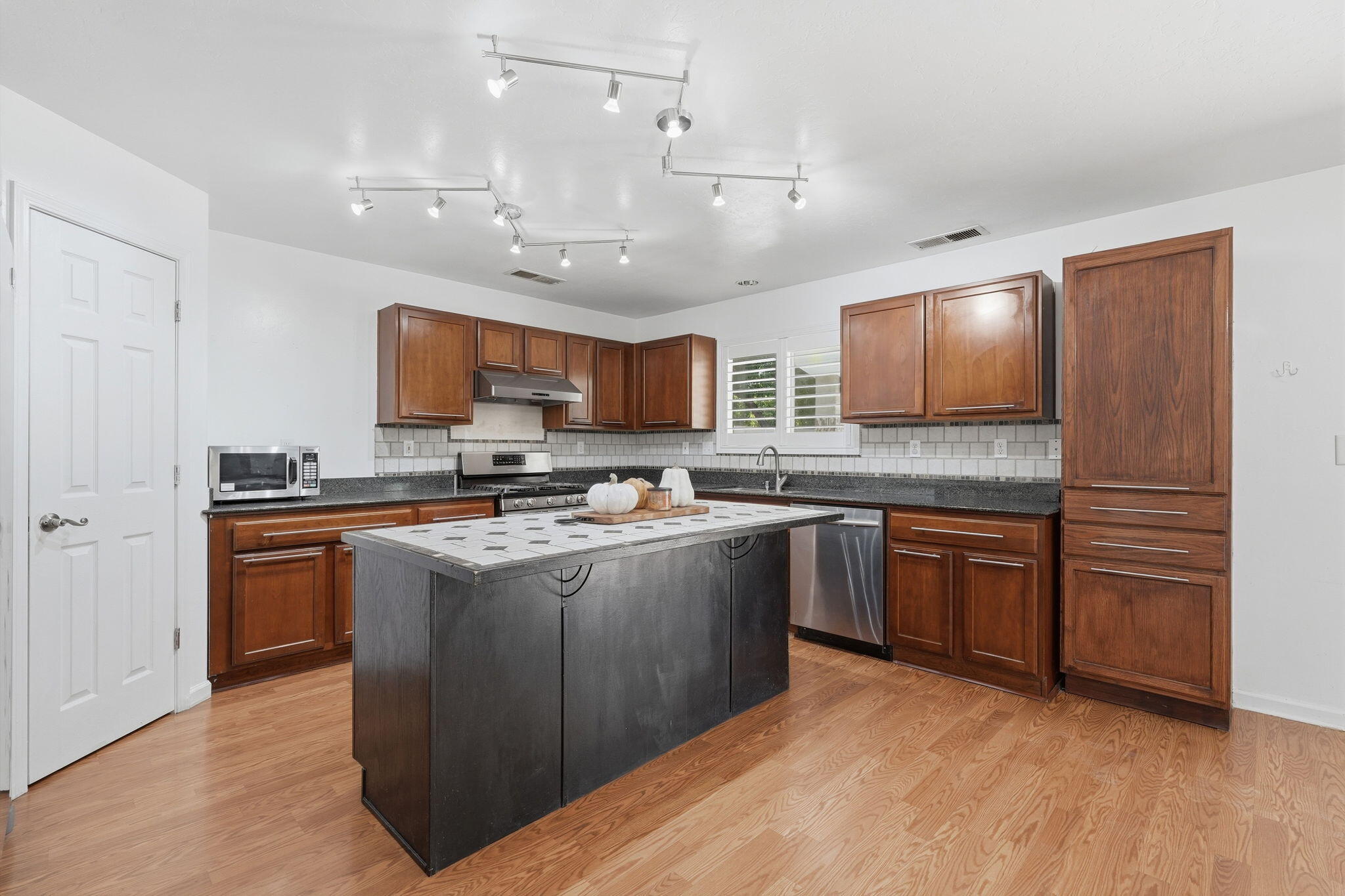 2631 E Parkview Ave, Visalia, CA 93292