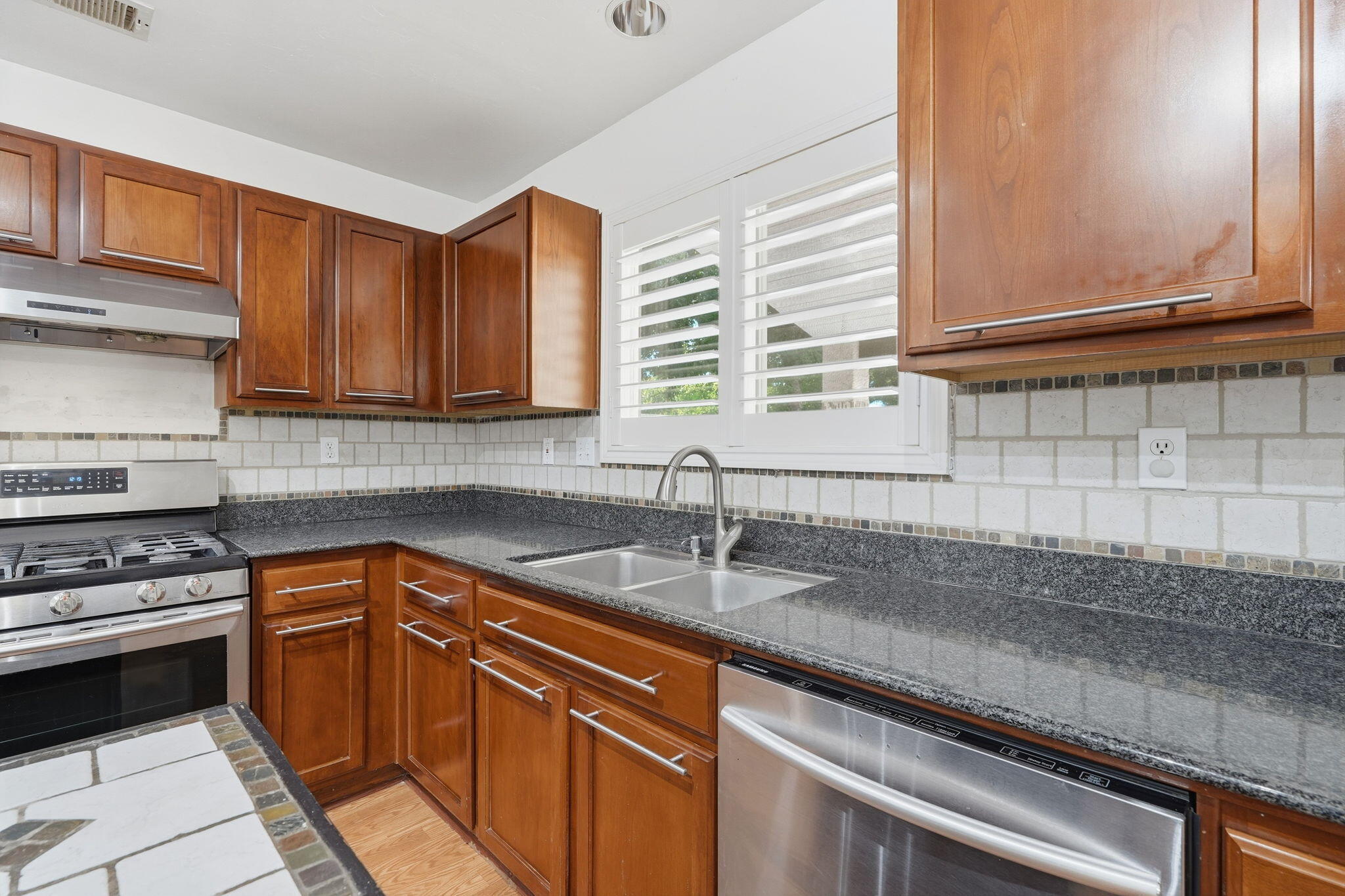 2631 E Parkview Ave, Visalia, CA 93292