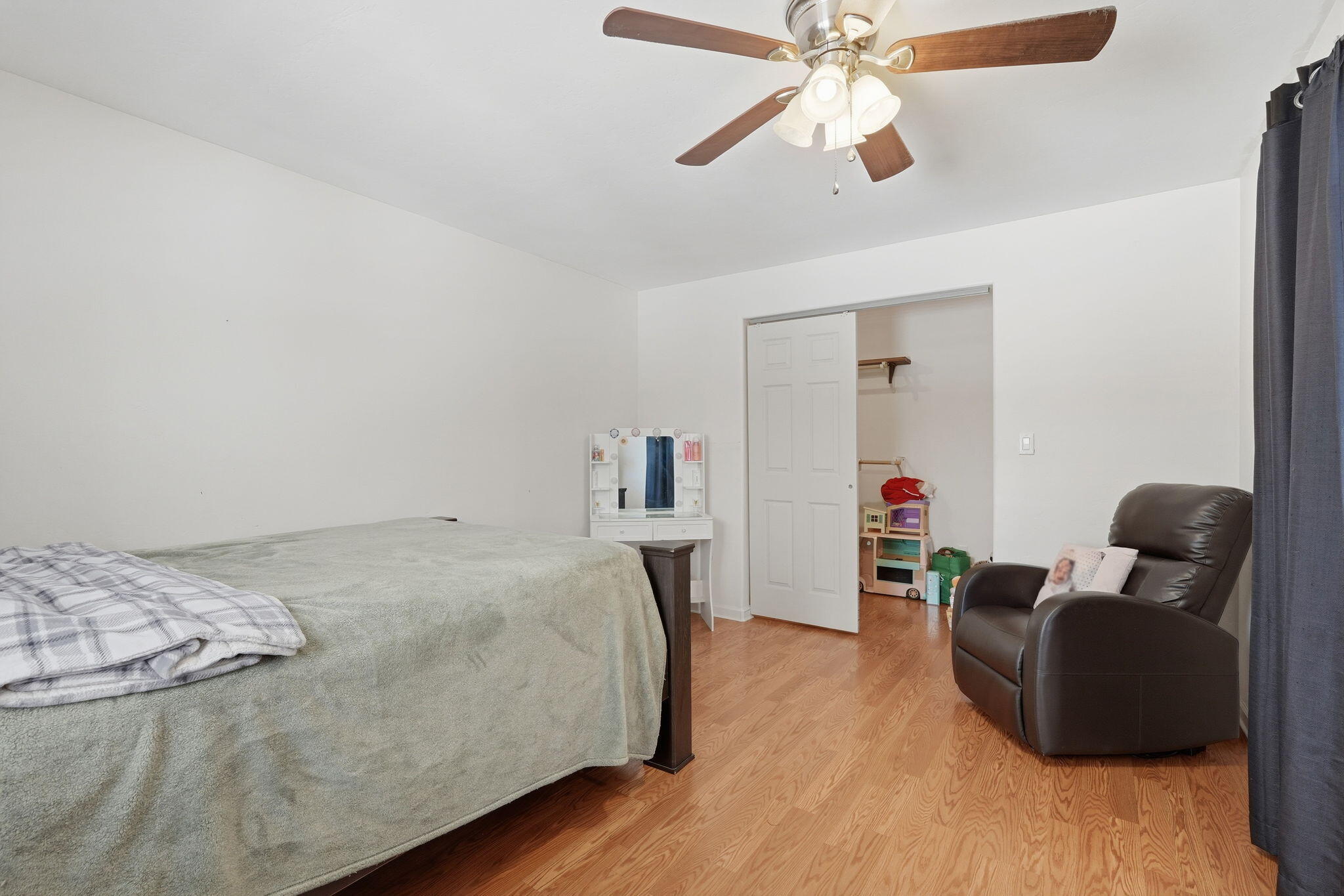 2631 E Parkview Ave, Visalia, CA 93292