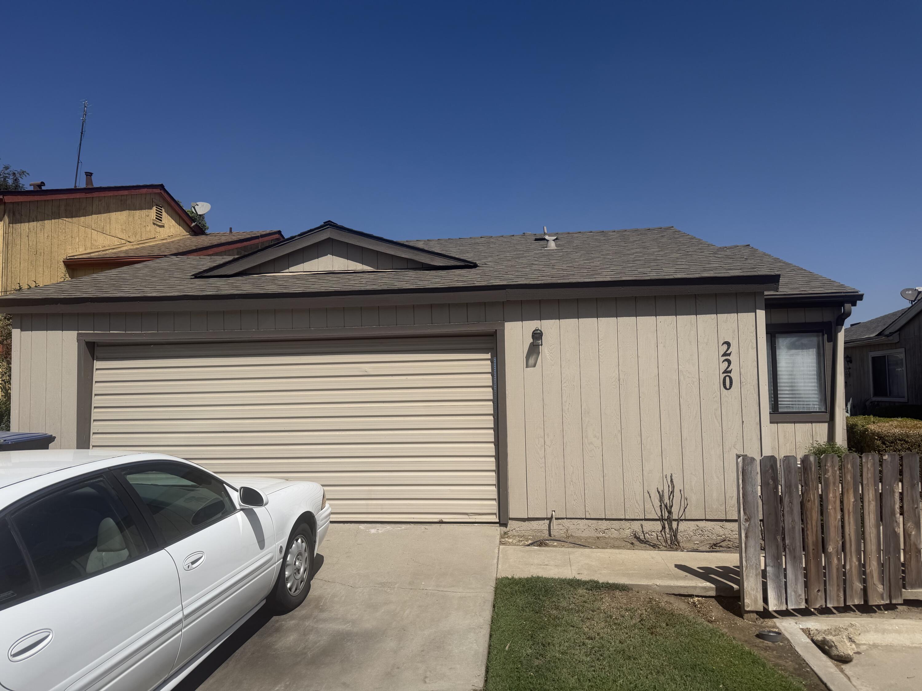 220 E Harold Ct, Visalia, CA 93291