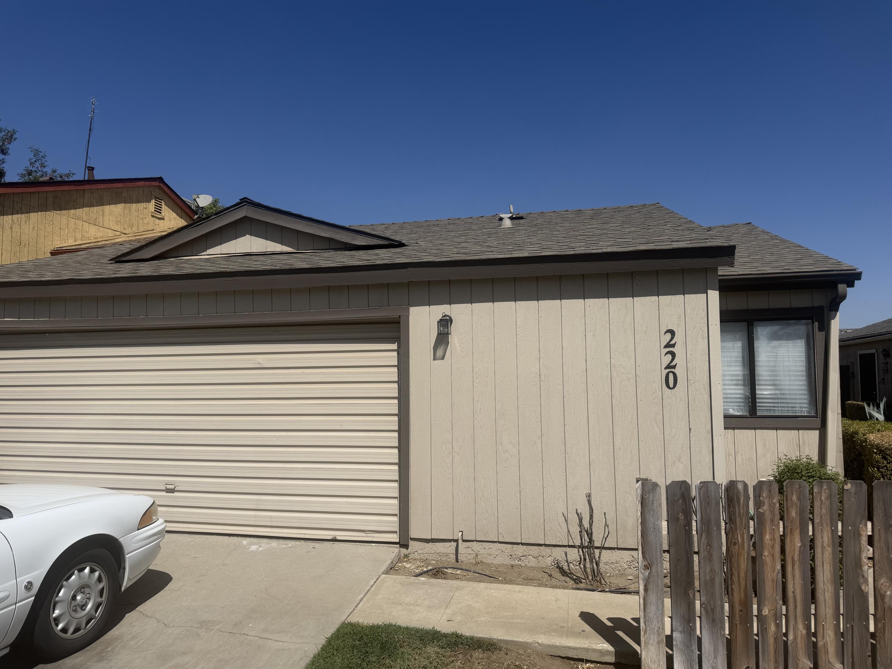 220 E Harold Ct, Visalia, CA 93291