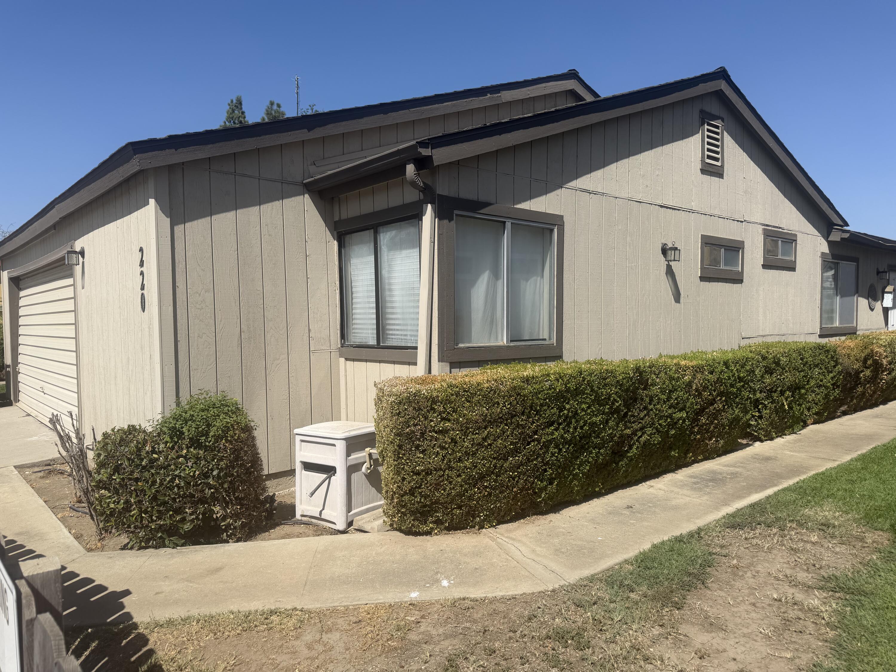 220 E Harold Ct, Visalia, CA 93291