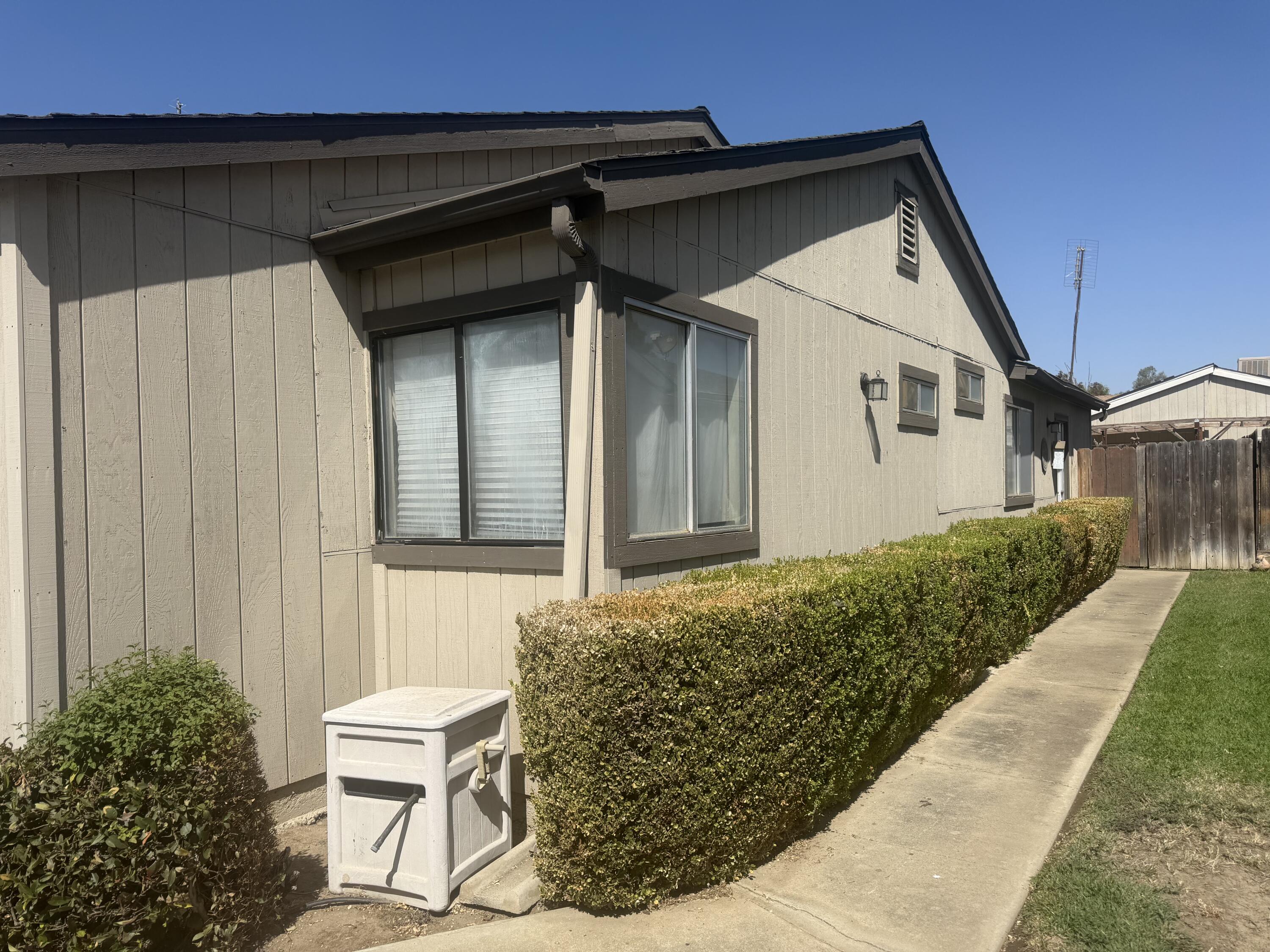 220 E Harold Ct, Visalia, CA 93291