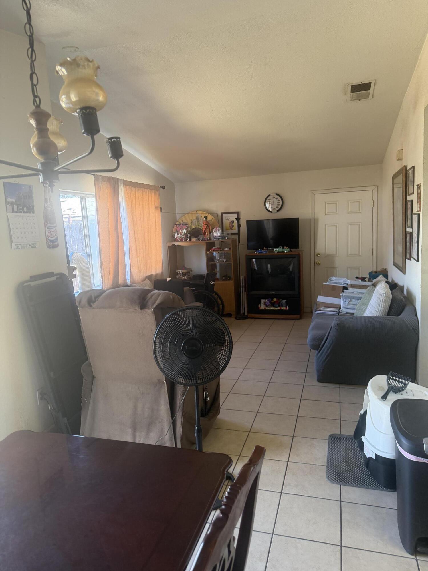220 E Harold Ct, Visalia, CA 93291