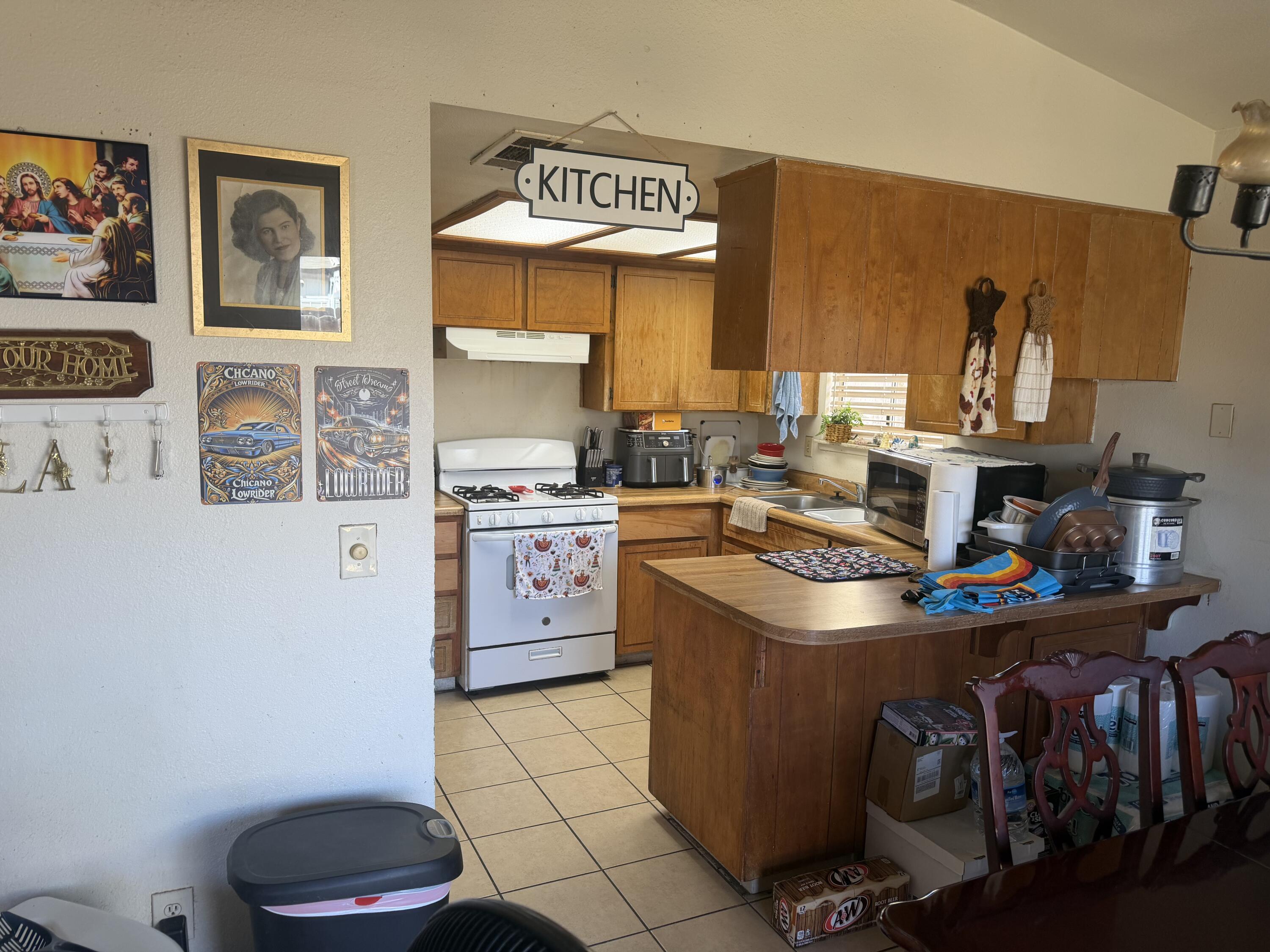 220 E Harold Ct, Visalia, CA 93291