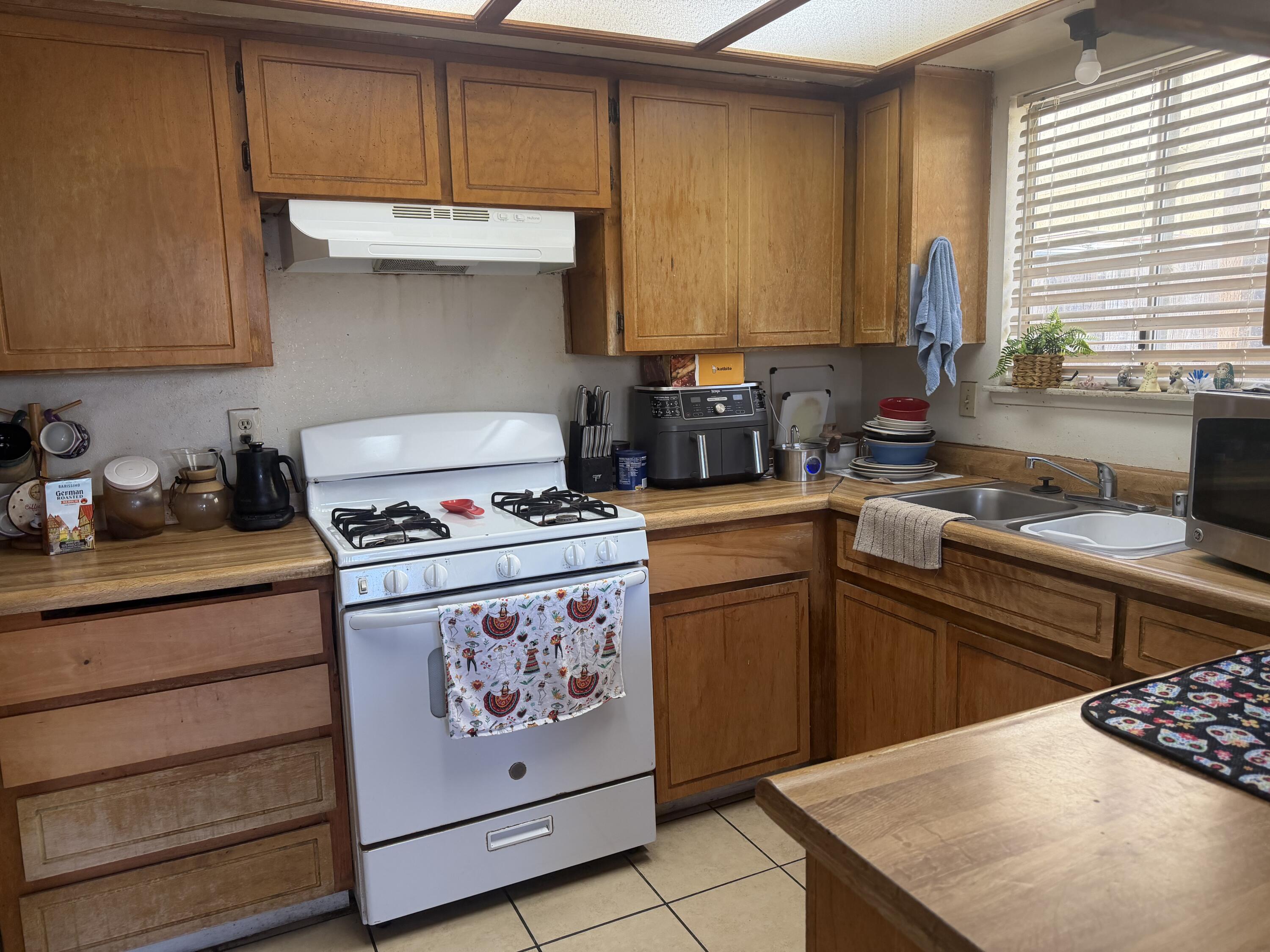220 E Harold Ct, Visalia, CA 93291