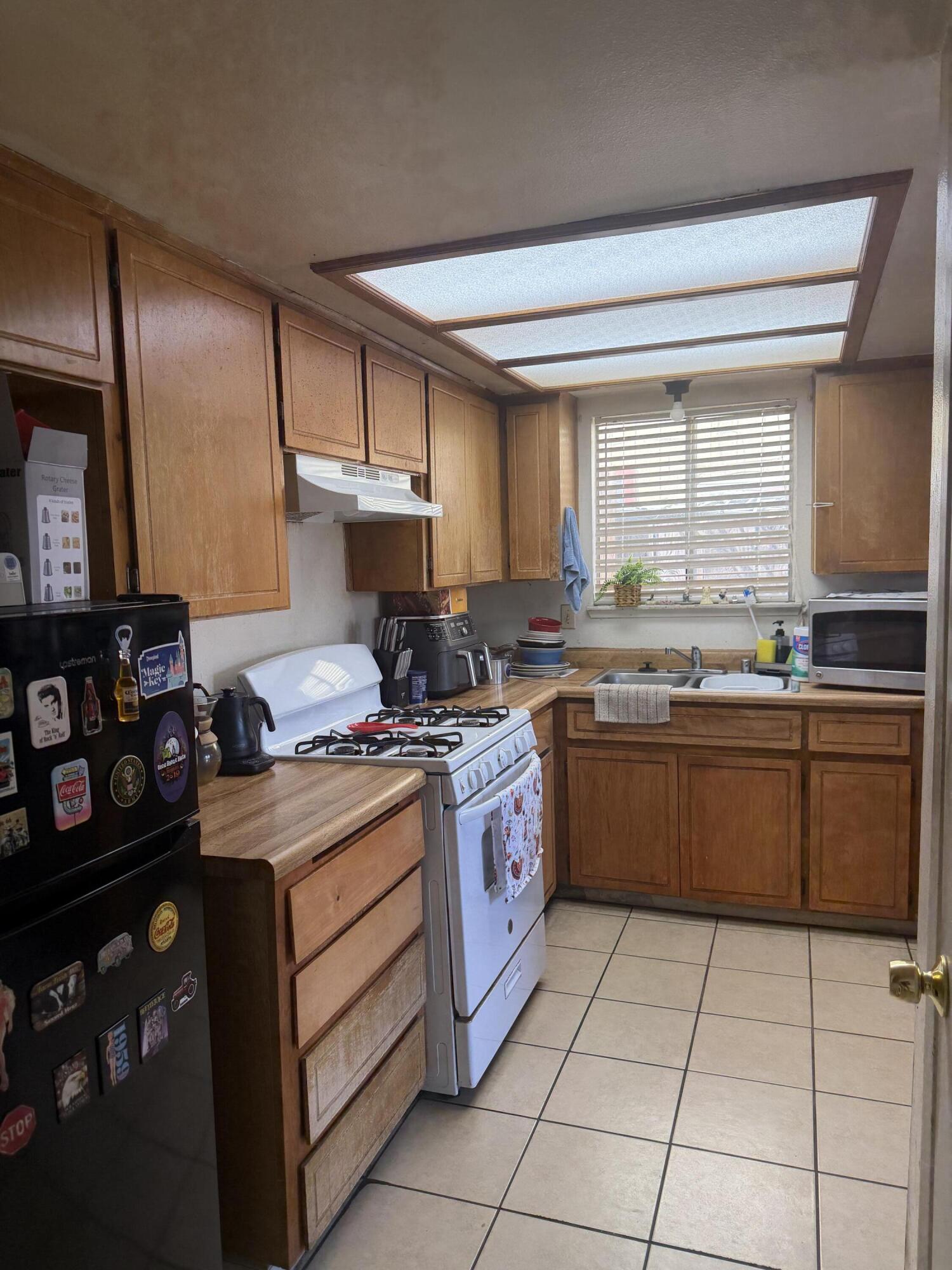 220 E Harold Ct, Visalia, CA 93291