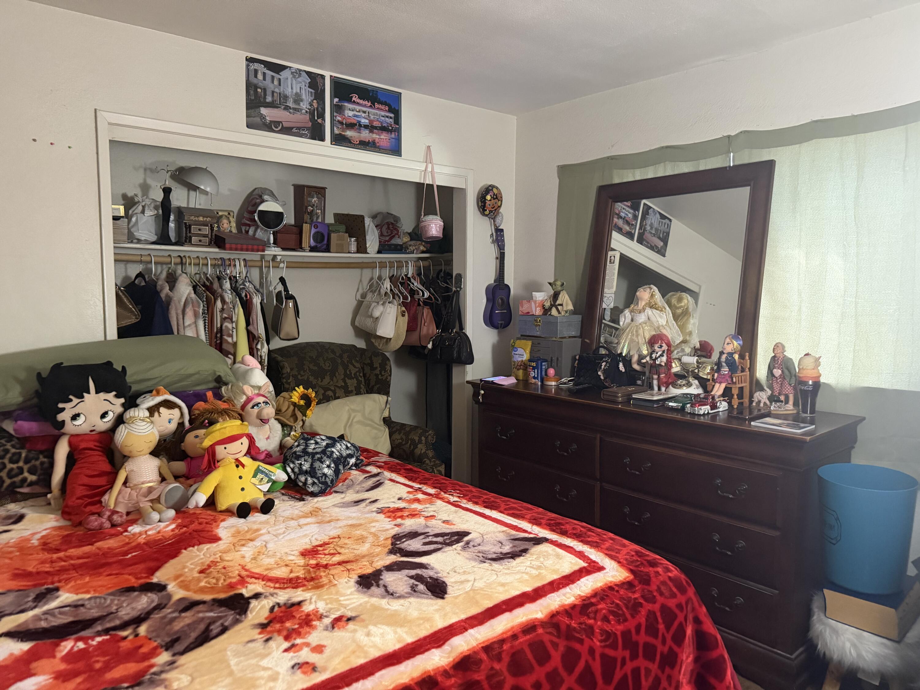 220 E Harold Ct, Visalia, CA 93291