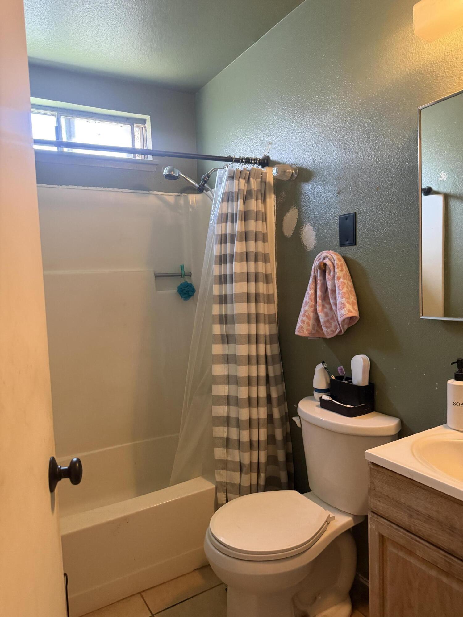 220 E Harold Ct, Visalia, CA 93291