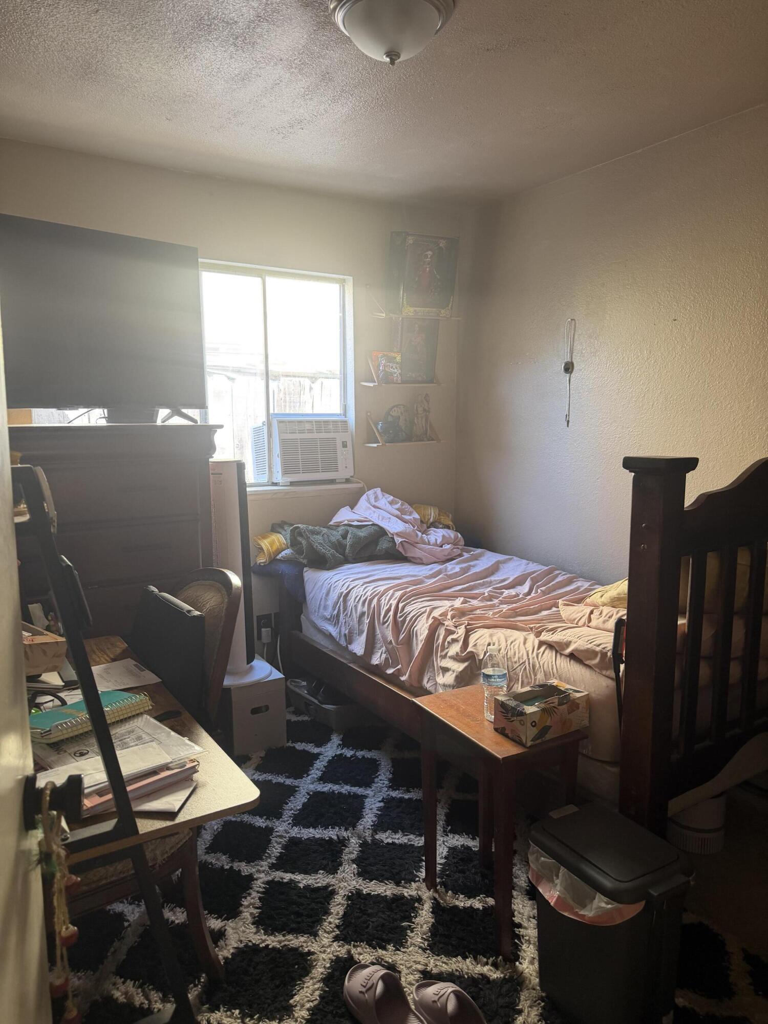 220 E Harold Ct, Visalia, CA 93291