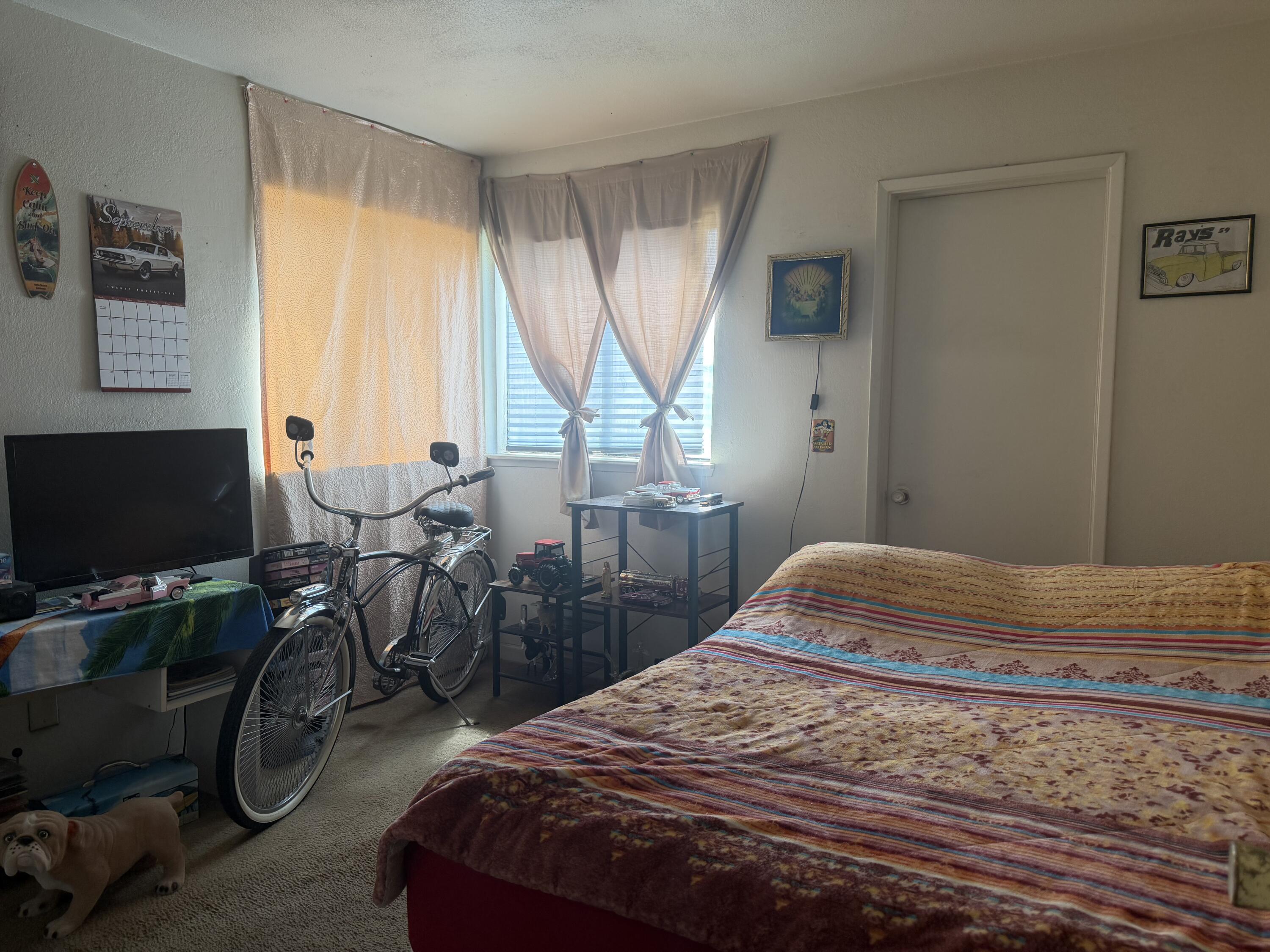220 E Harold Ct, Visalia, CA 93291