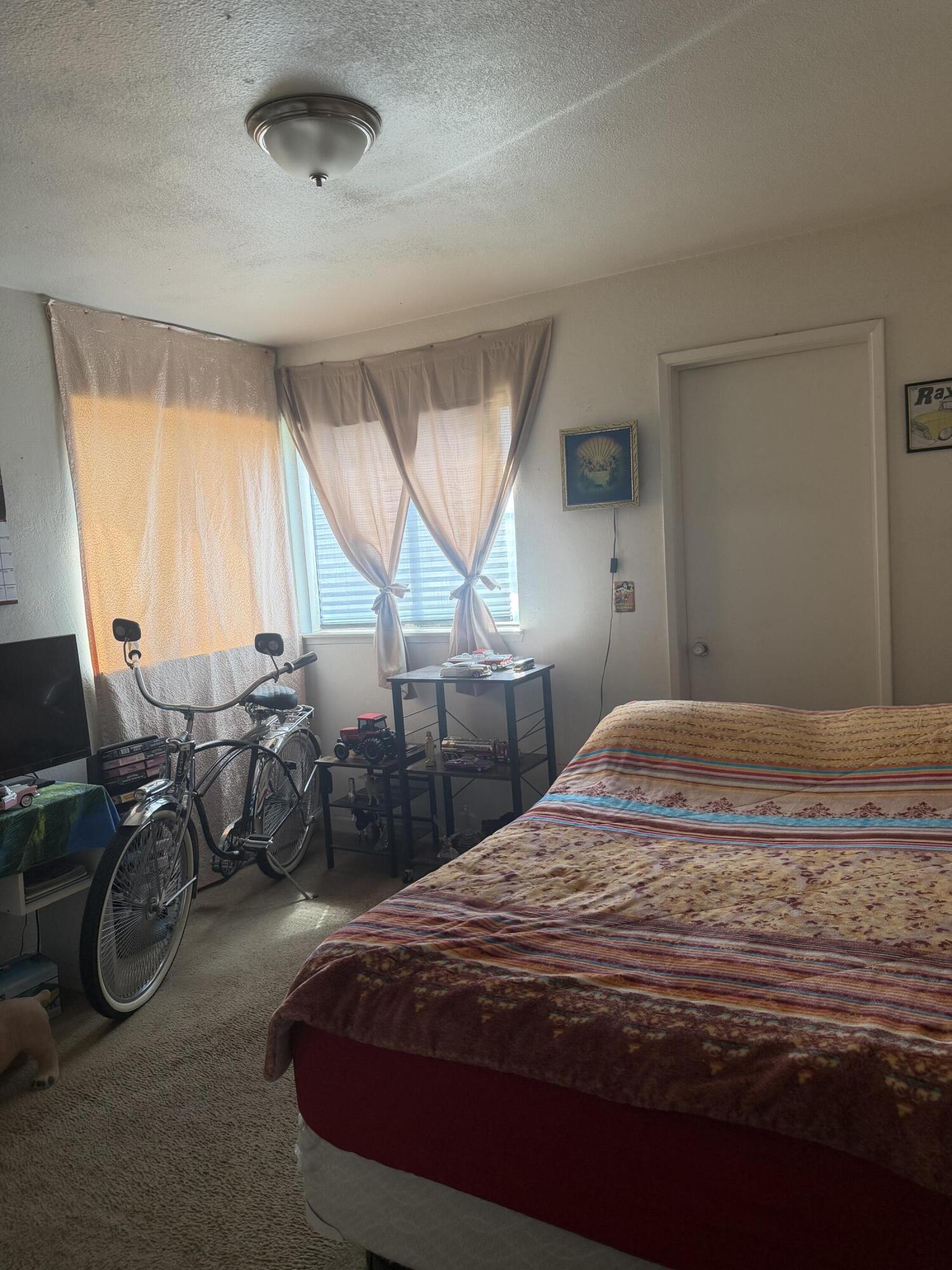 220 E Harold Ct, Visalia, CA 93291