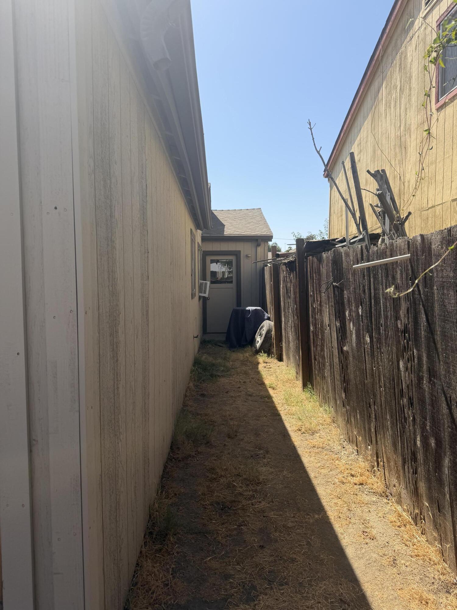 220 E Harold Ct, Visalia, CA 93291