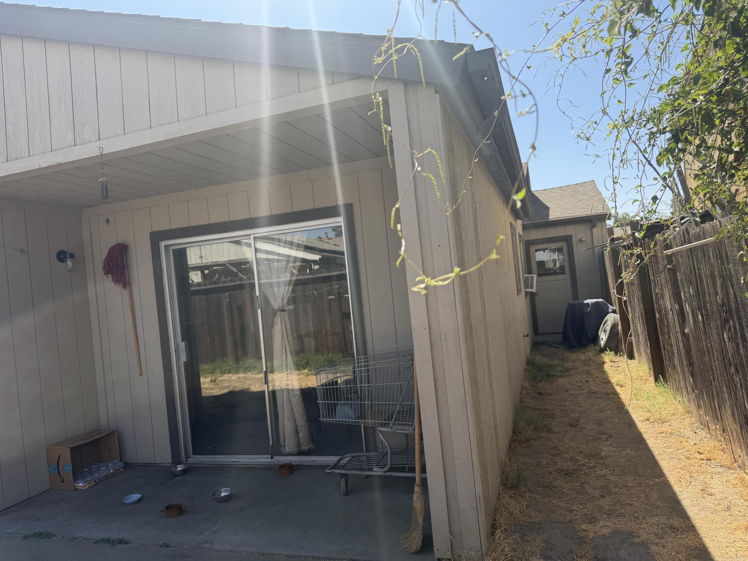 220 E Harold Ct, Visalia, CA 93291