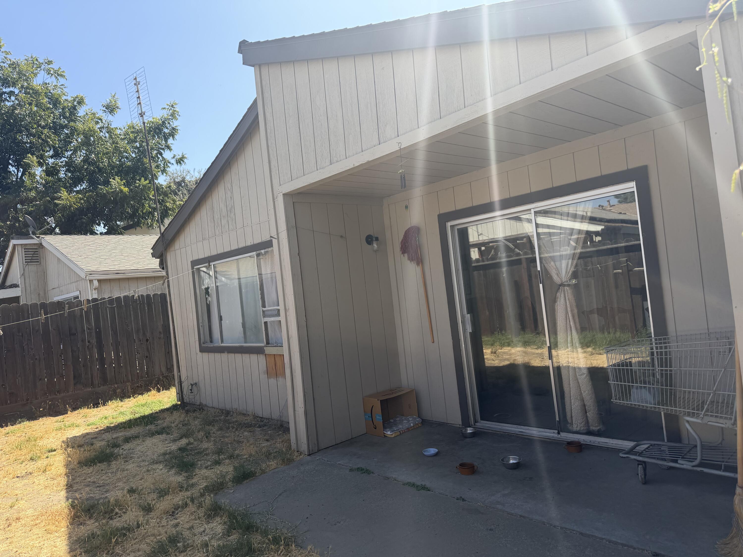 220 E Harold Ct, Visalia, CA 93291