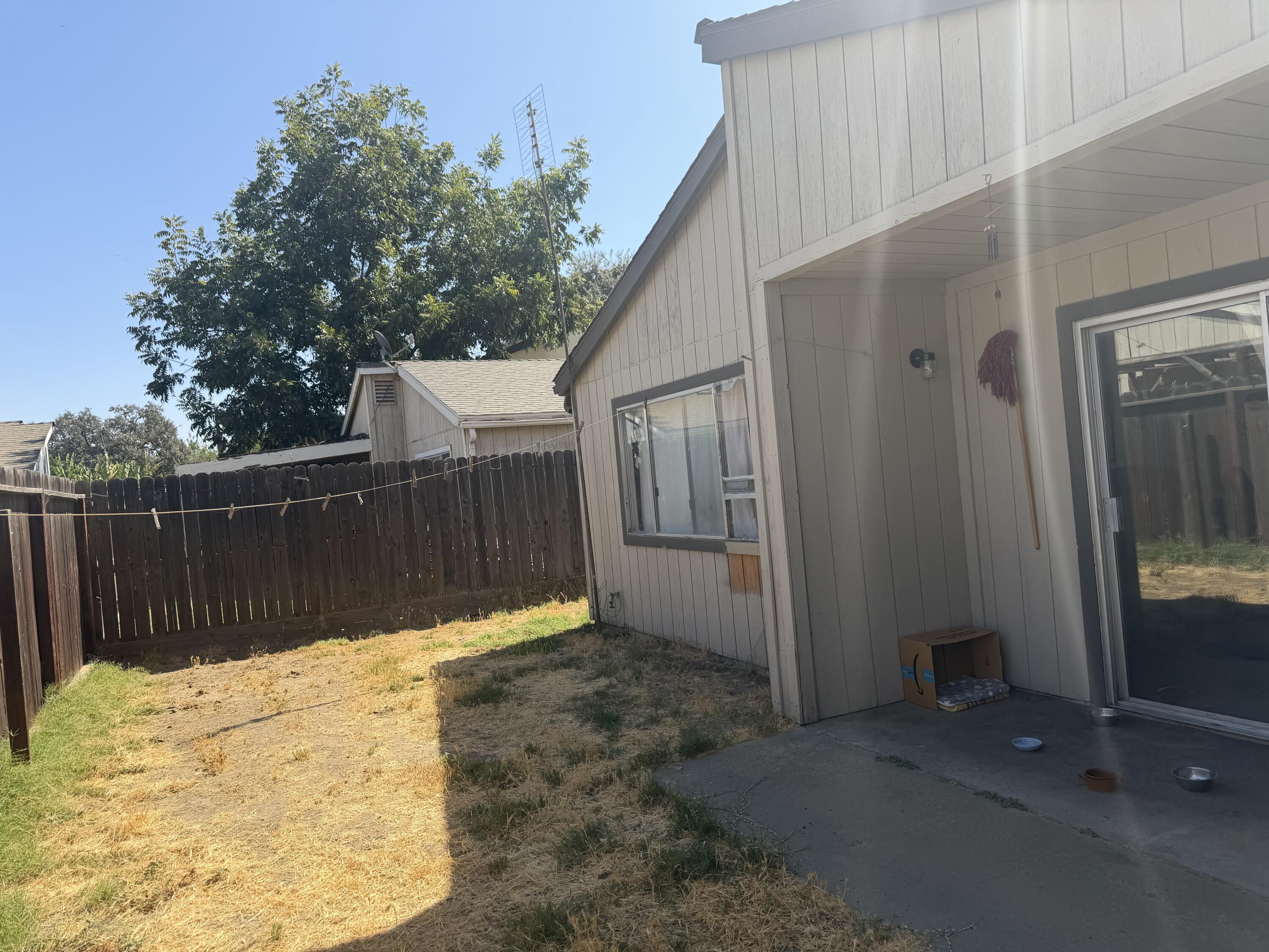 220 E Harold Ct, Visalia, CA 93291