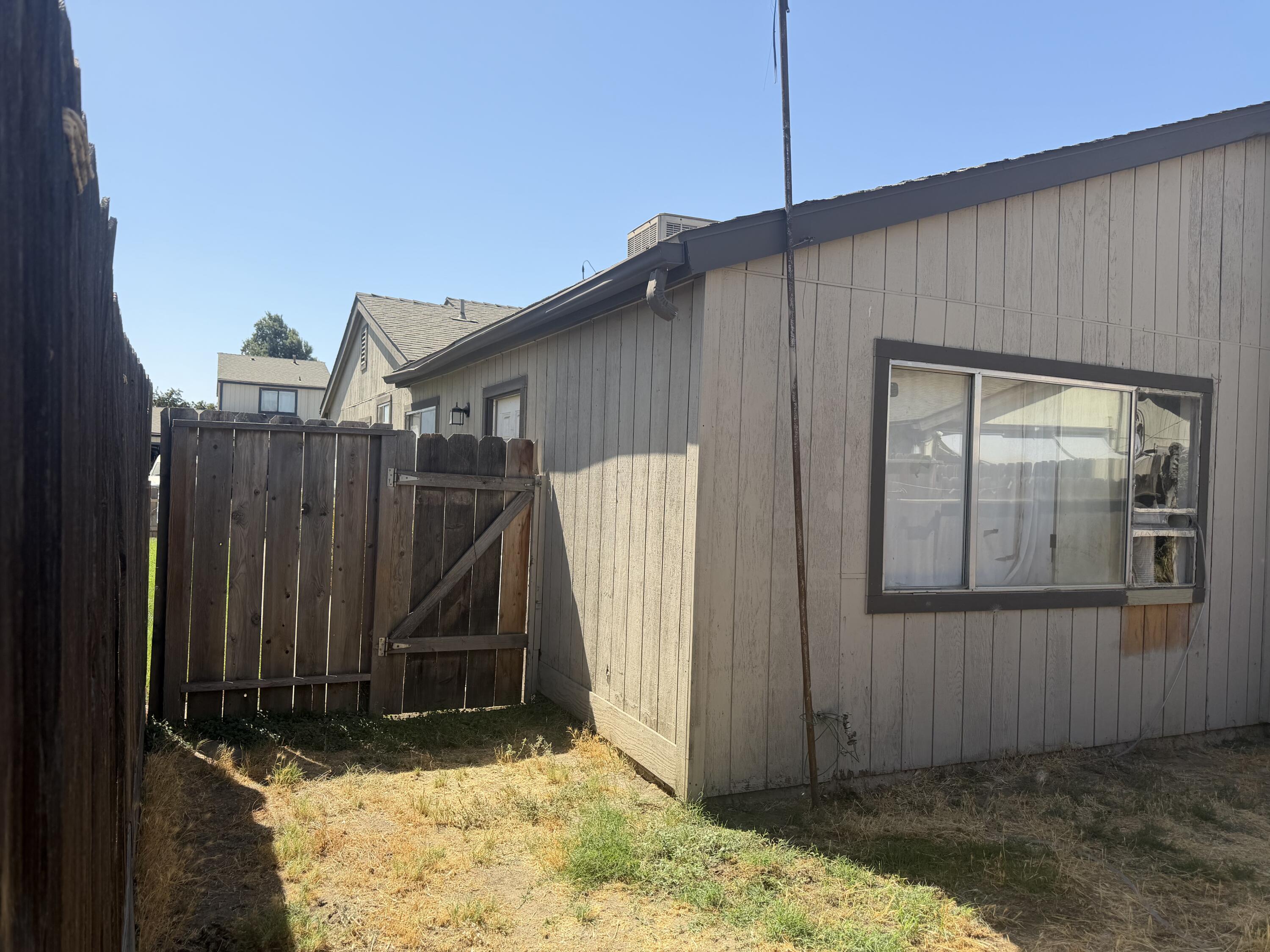 220 E Harold Ct, Visalia, CA 93291