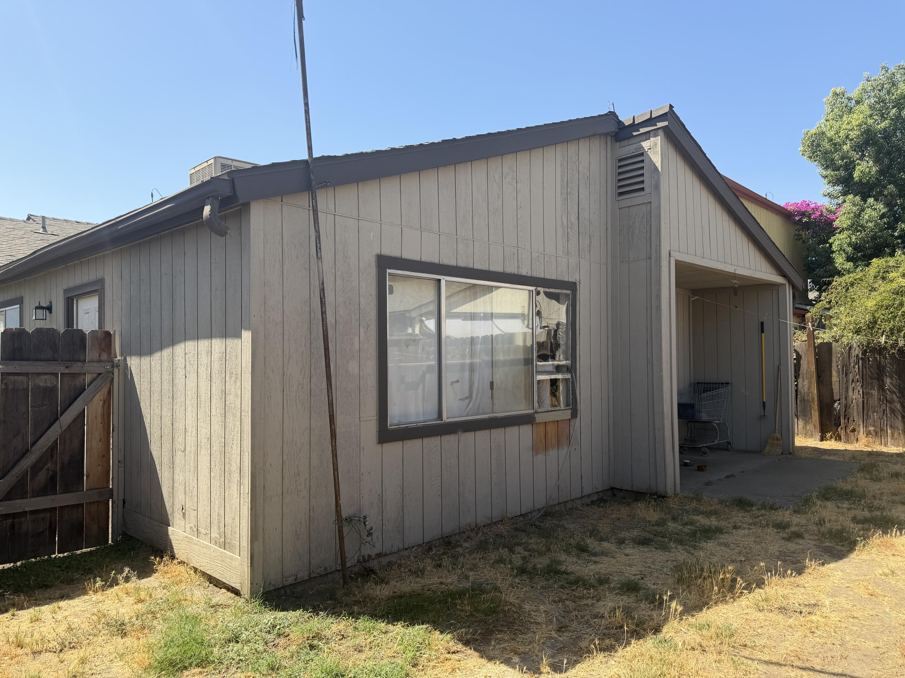 220 E Harold Ct, Visalia, CA 93291