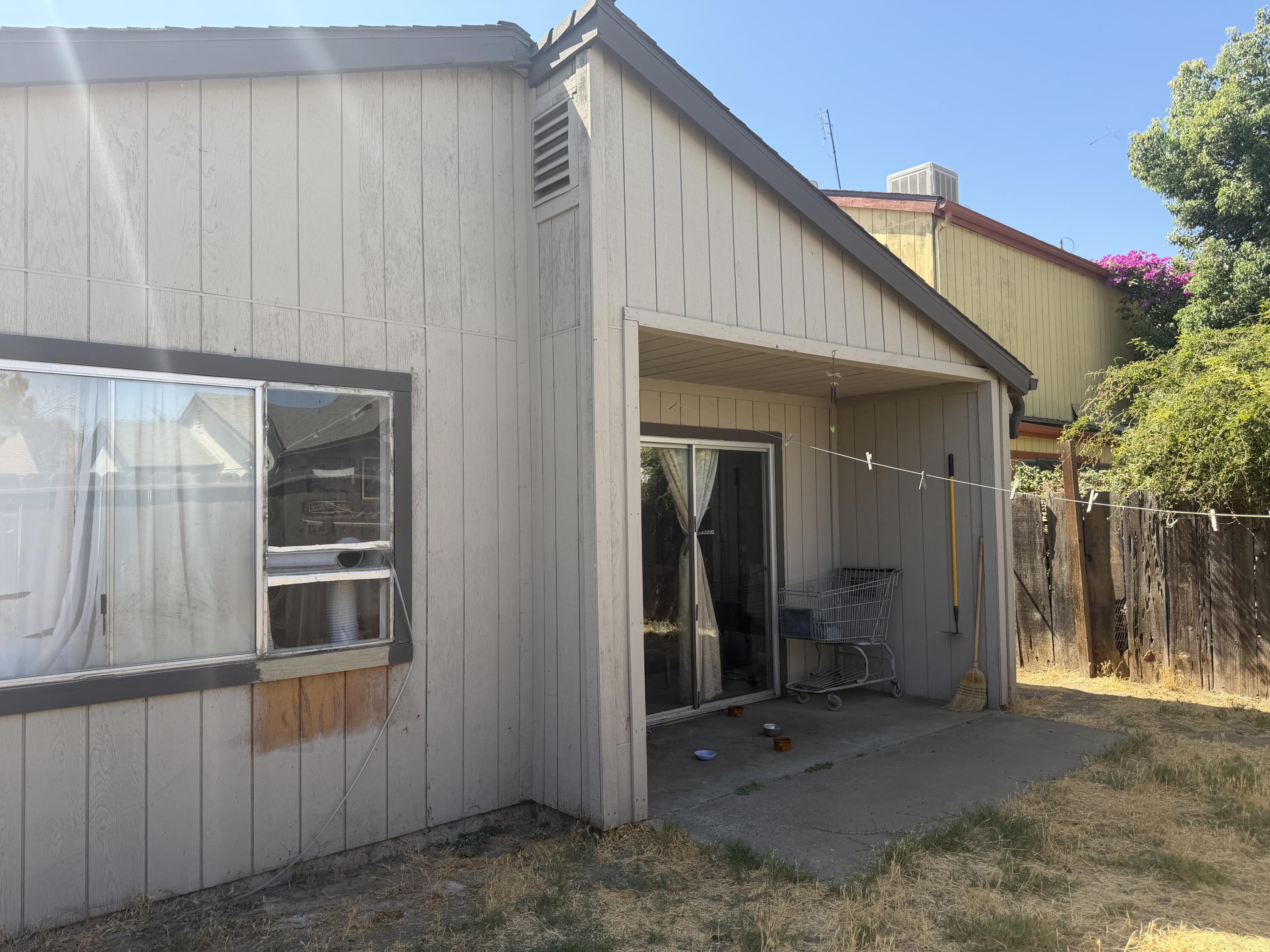 220 E Harold Ct, Visalia, CA 93291