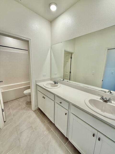 2232 S Crumal St, Visalia, CA 93292