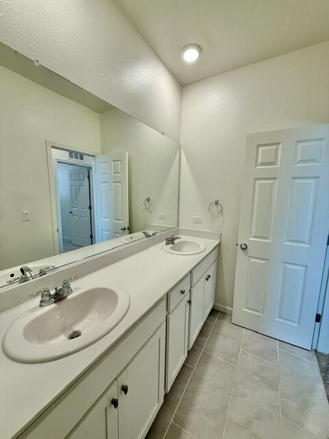 2232 S Crumal St, Visalia, CA 93292