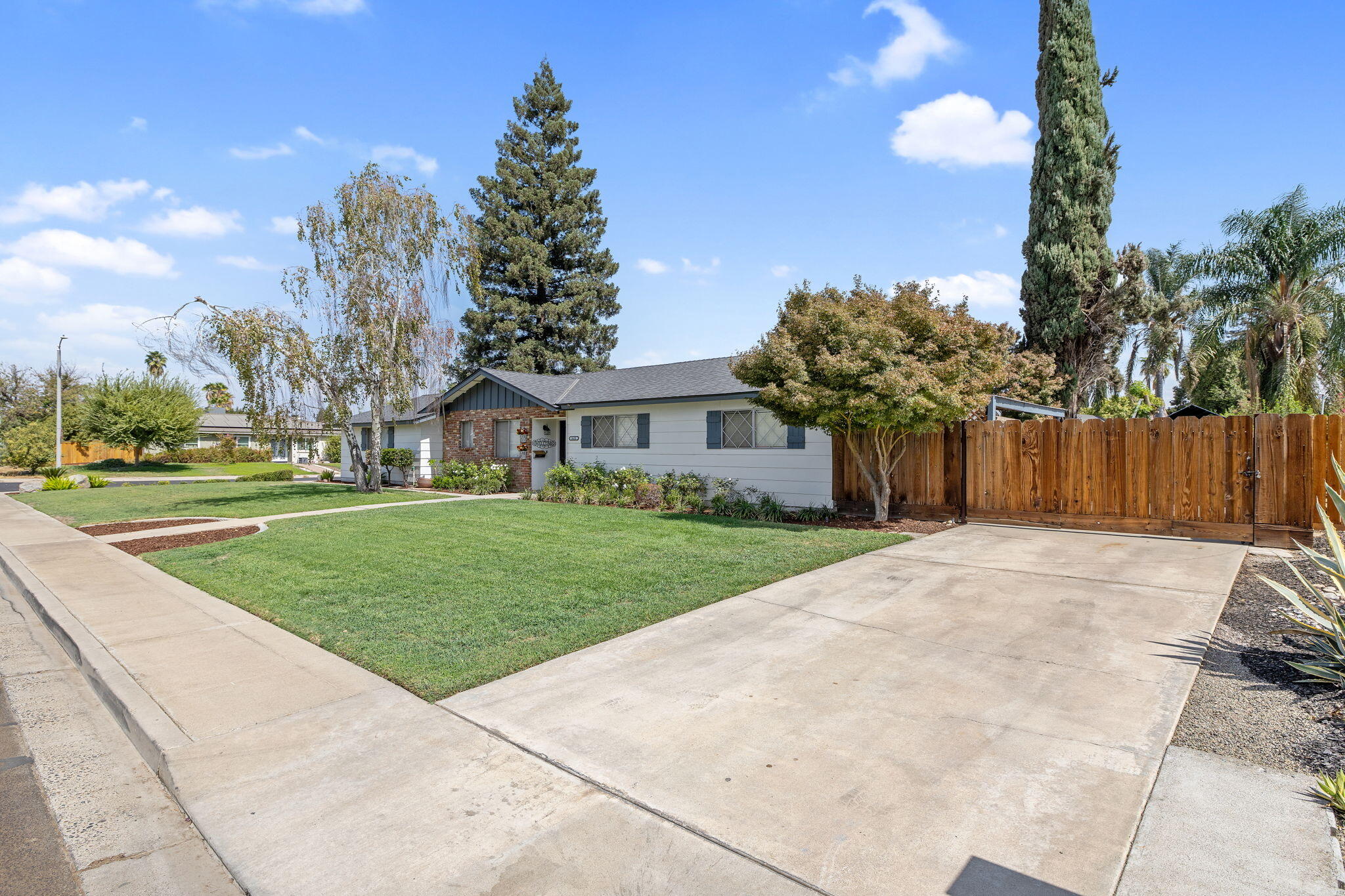 2620 S Divisadero St, Visalia, CA 93277