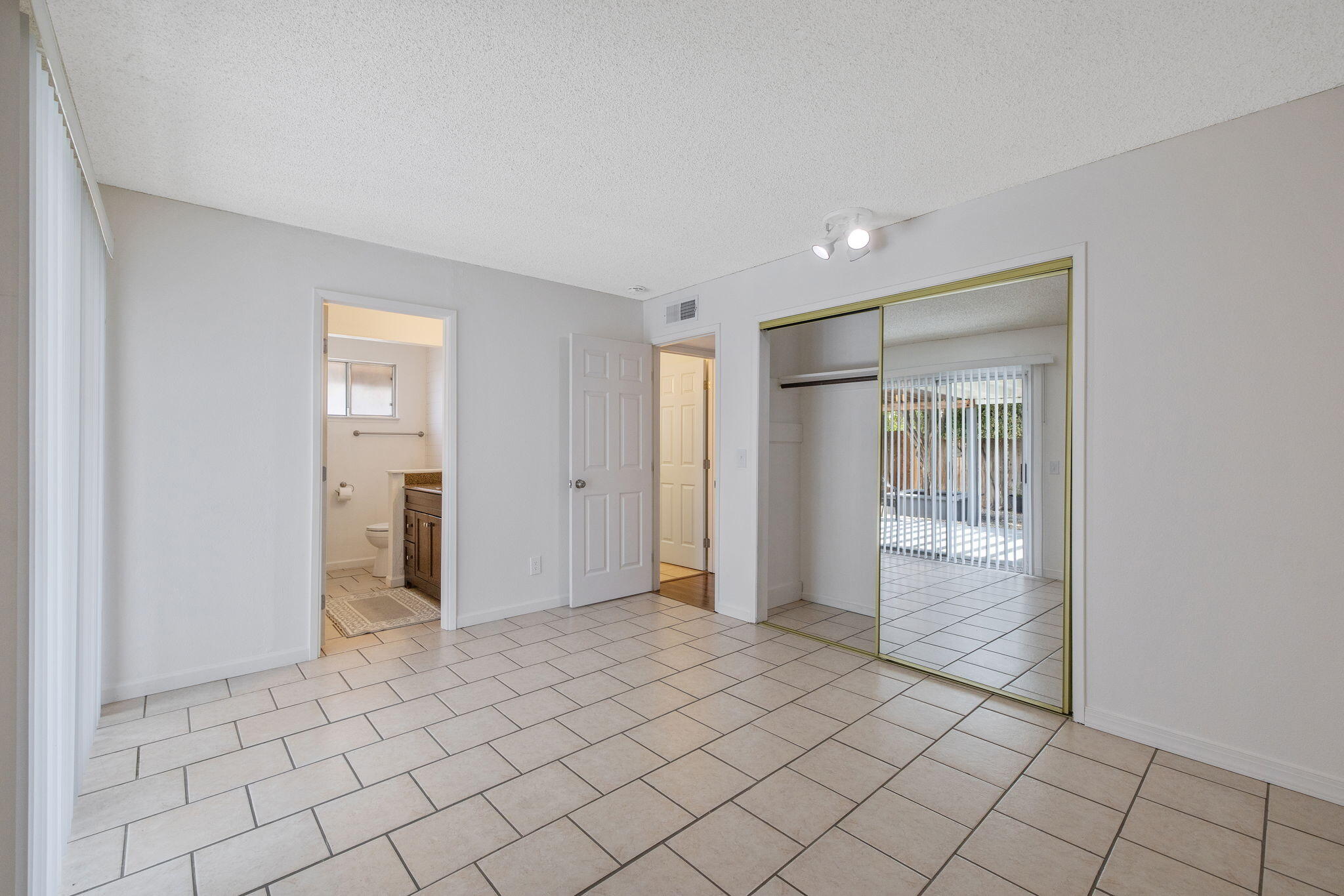 2620 S Divisadero St, Visalia, CA 93277