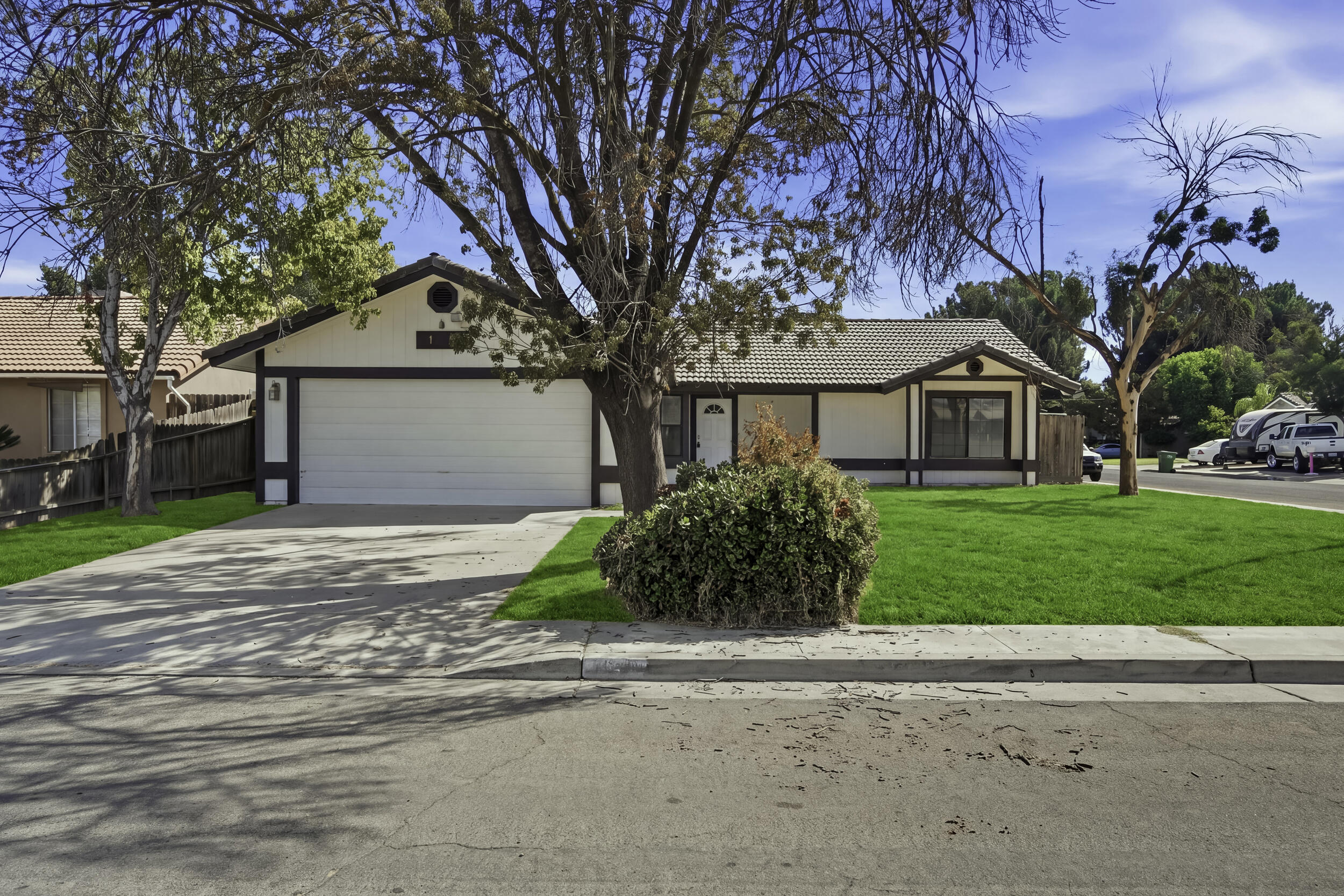 166 N Lyndsay Way, Dinuba, CA 93618