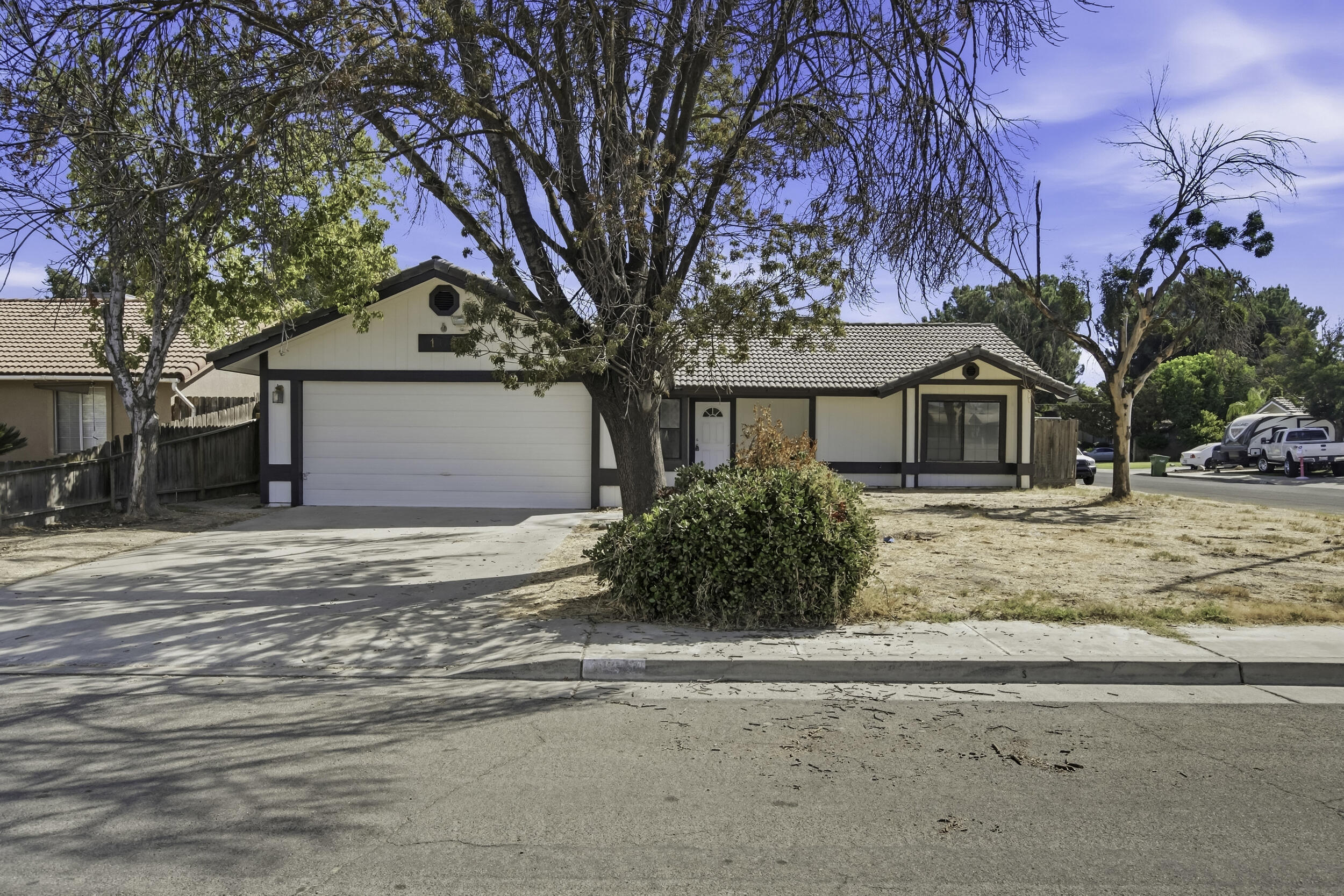 166 N Lyndsay Way, Dinuba, CA 93618