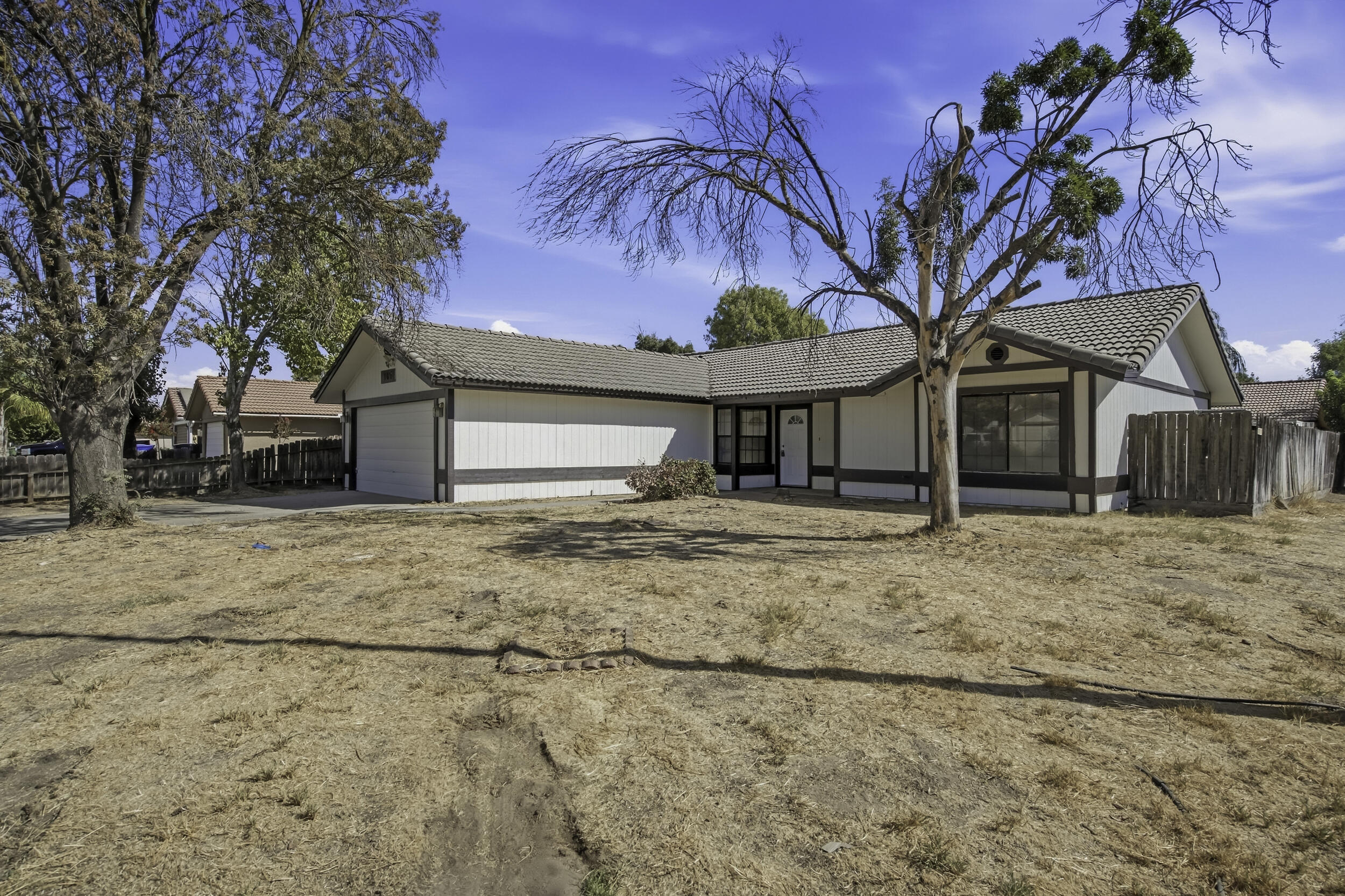 166 N Lyndsay Way, Dinuba, CA 93618