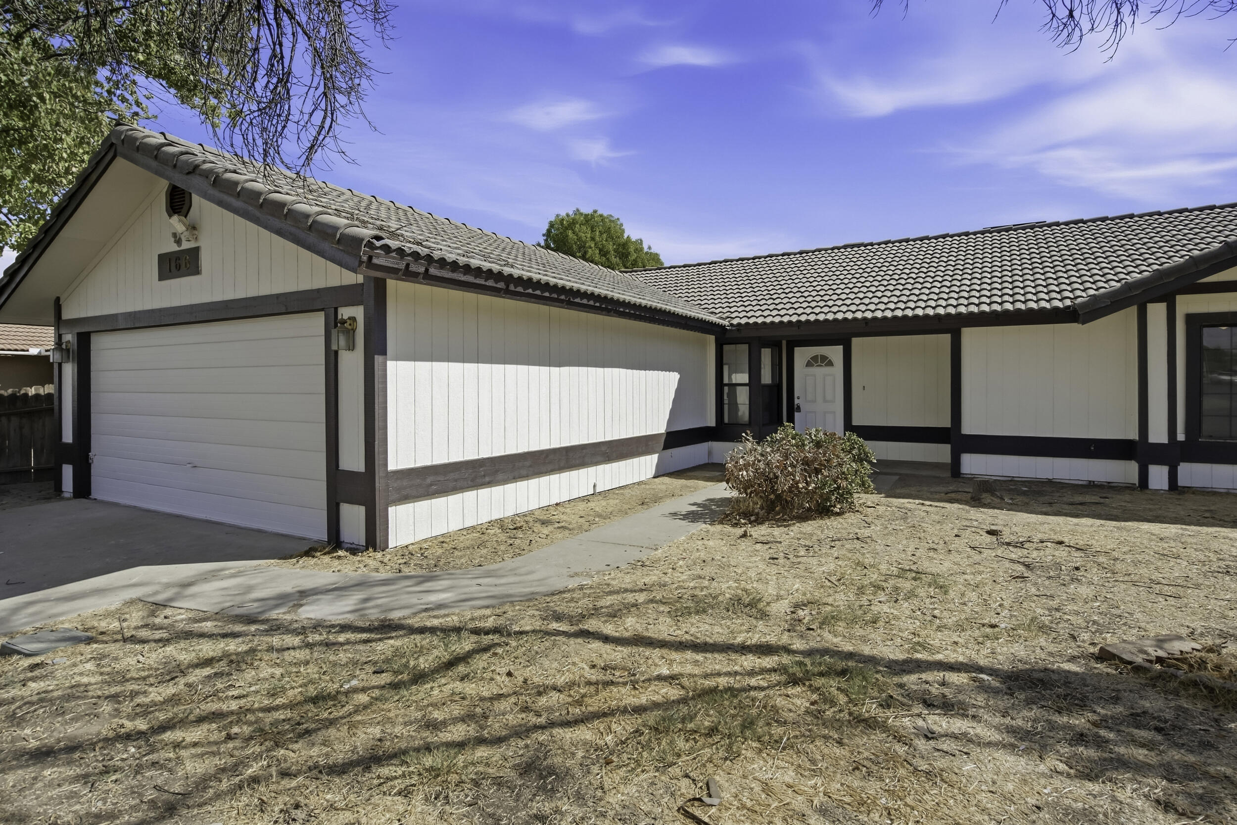 166 N Lyndsay Way, Dinuba, CA 93618