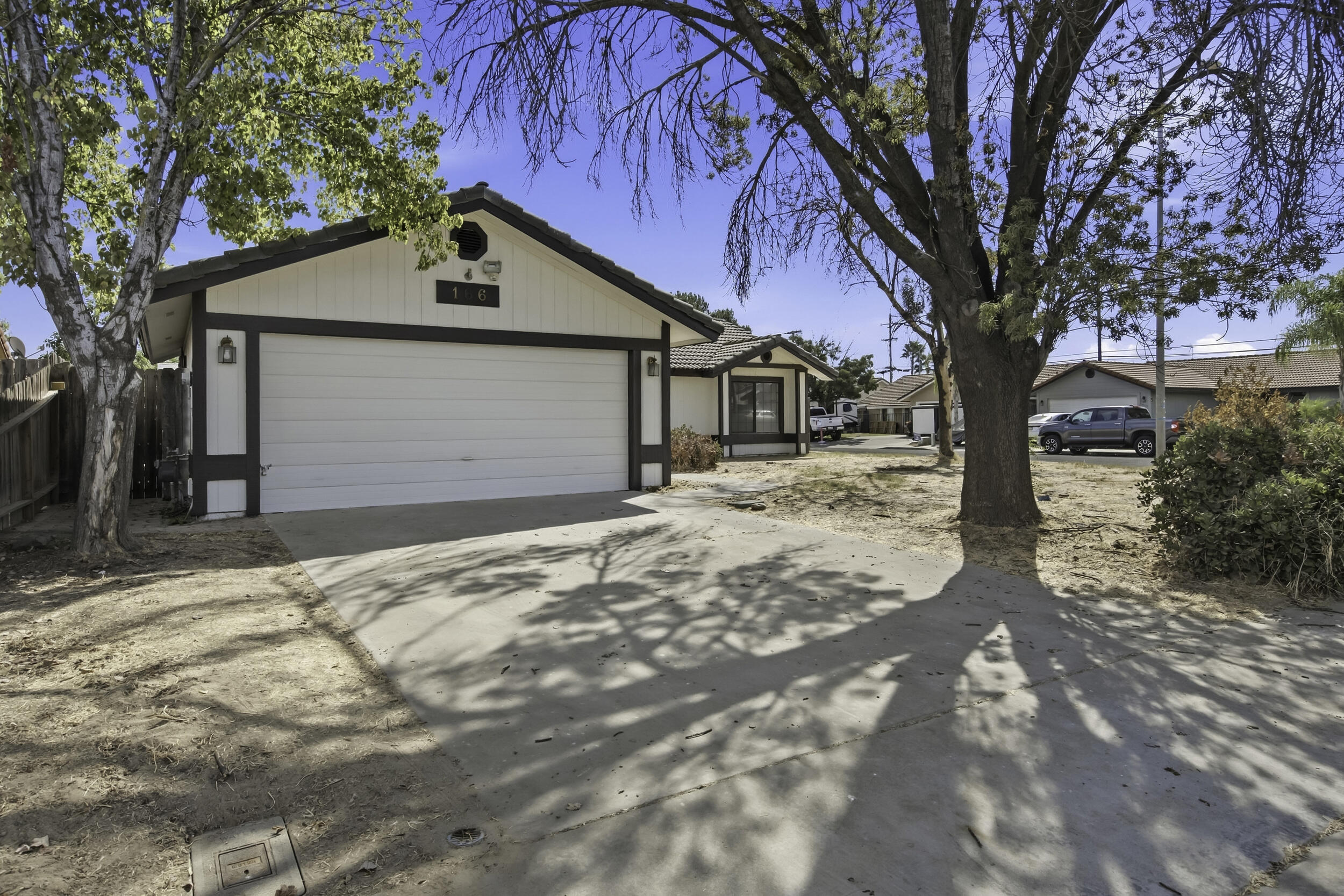 166 N Lyndsay Way, Dinuba, CA 93618