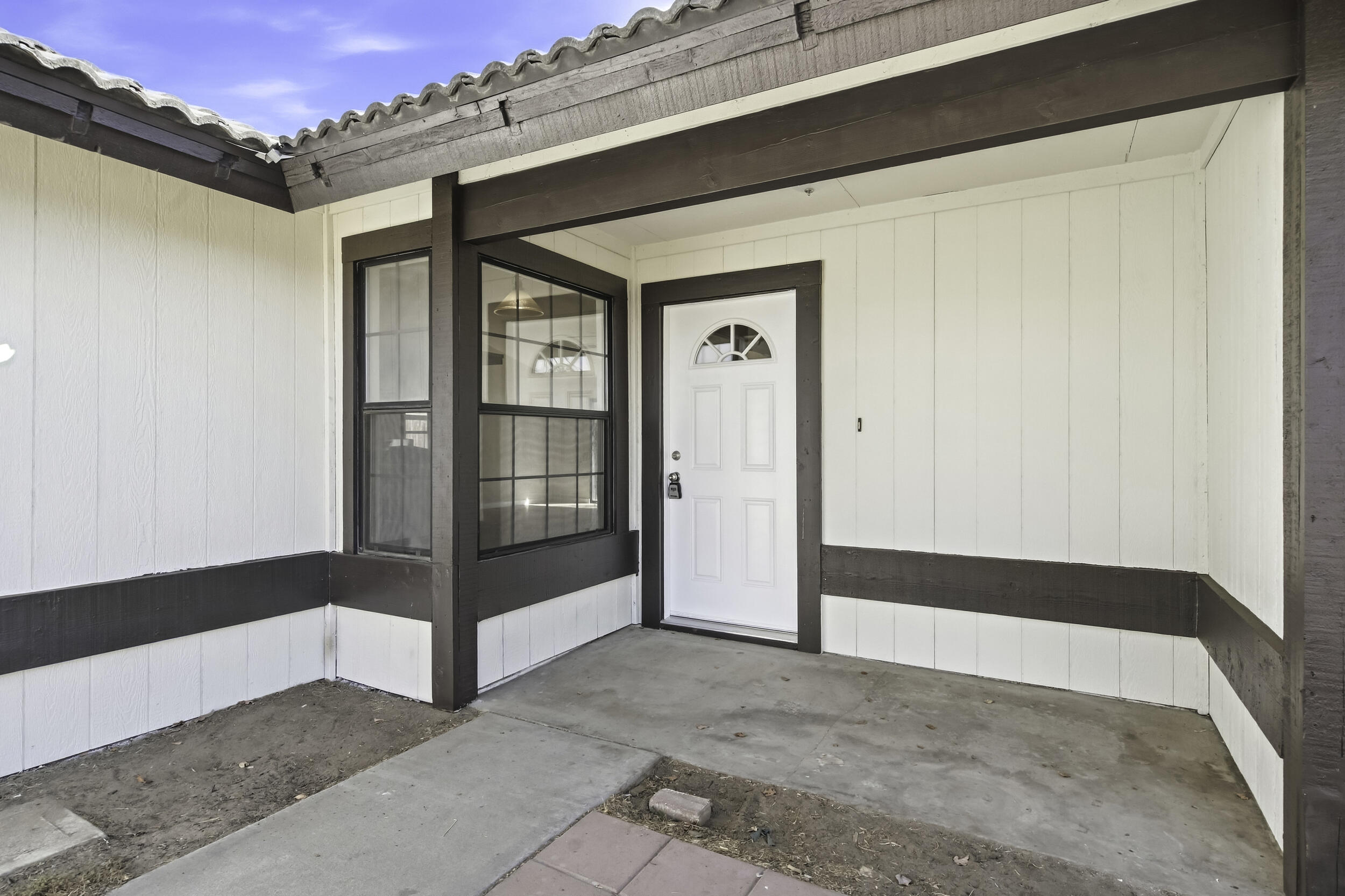 166 N Lyndsay Way, Dinuba, CA 93618