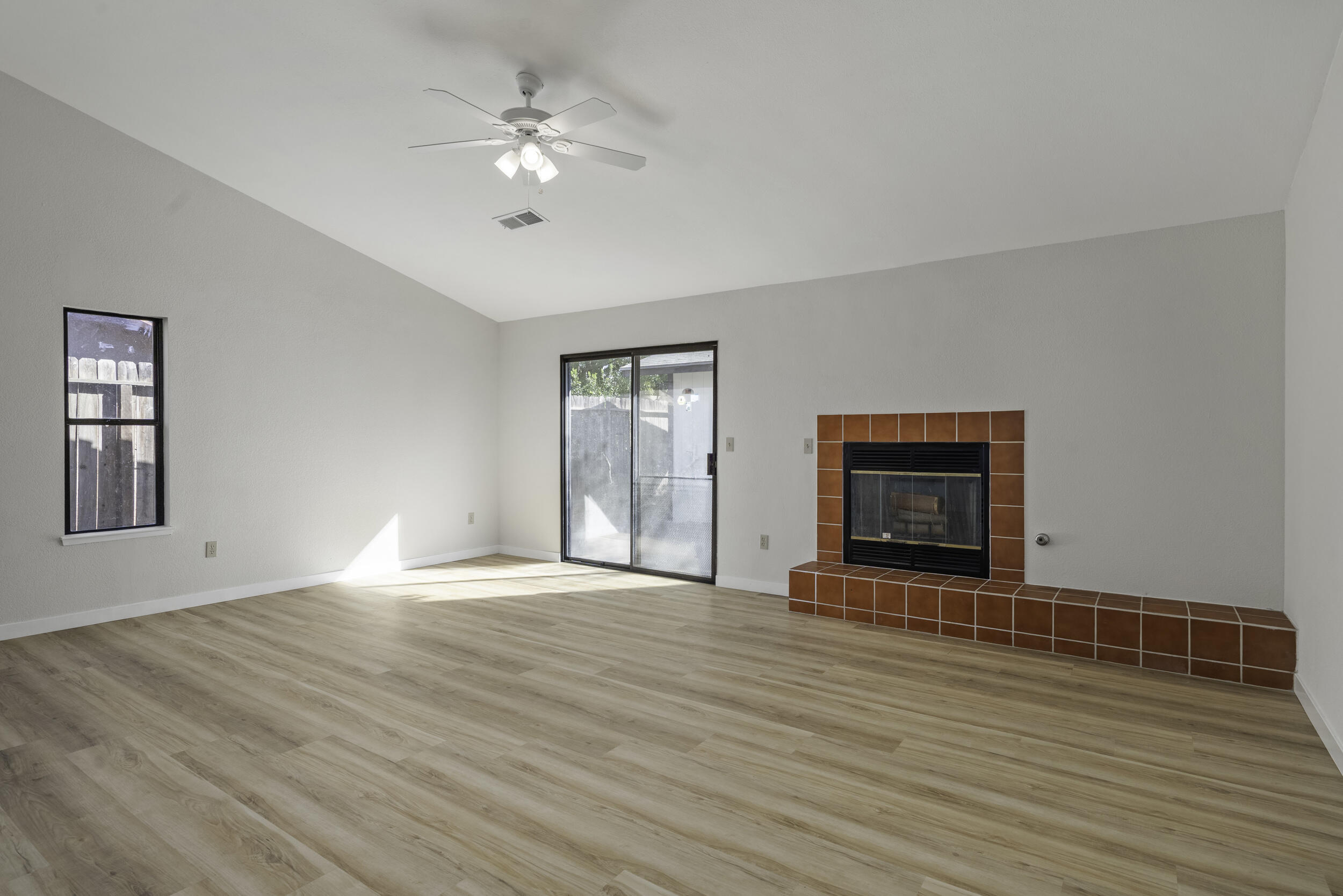 166 N Lyndsay Way, Dinuba, CA 93618