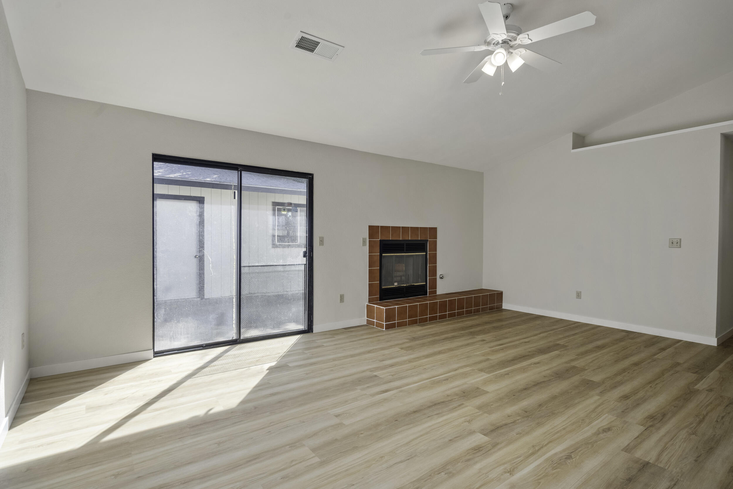166 N Lyndsay Way, Dinuba, CA 93618