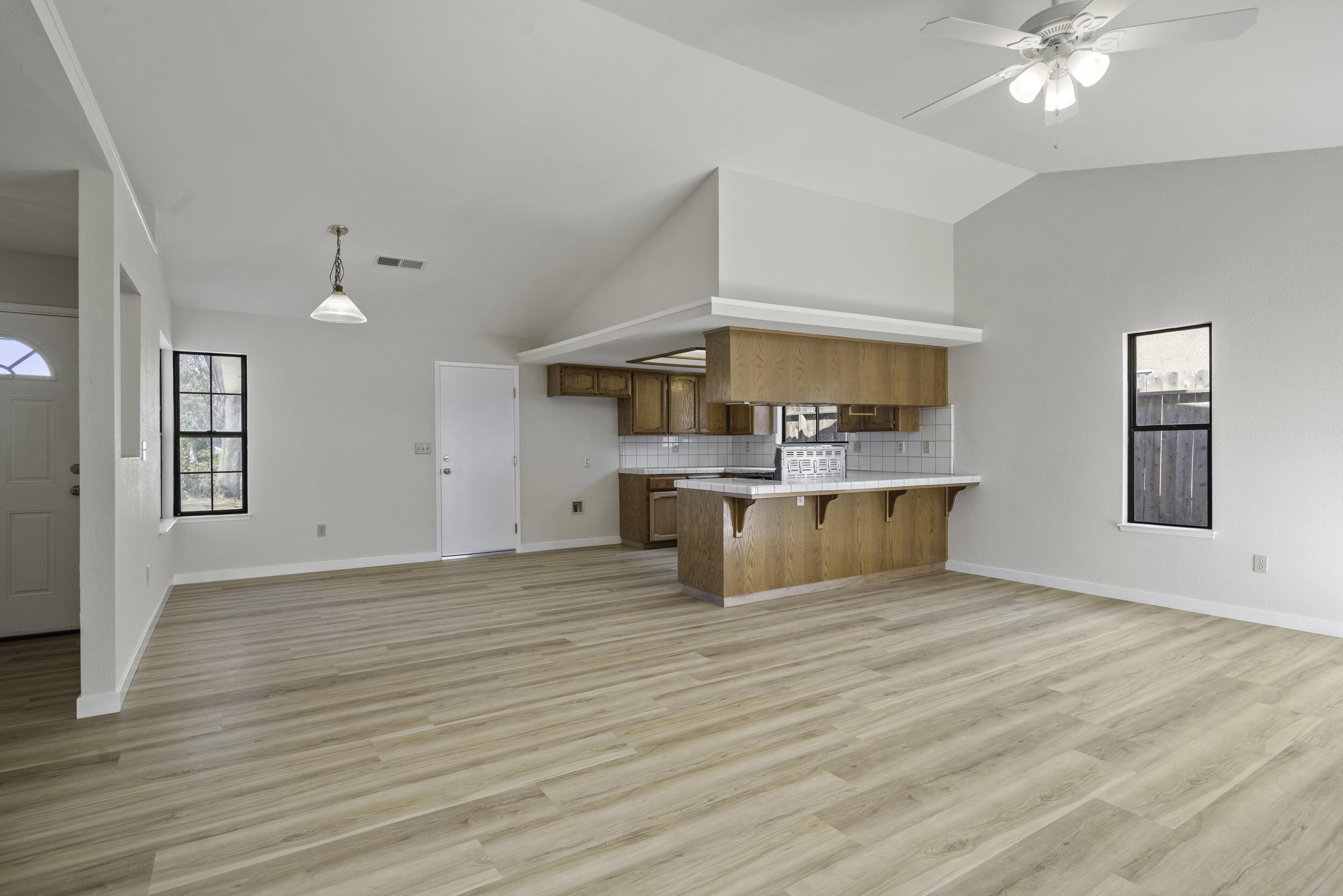 166 N Lyndsay Way, Dinuba, CA 93618