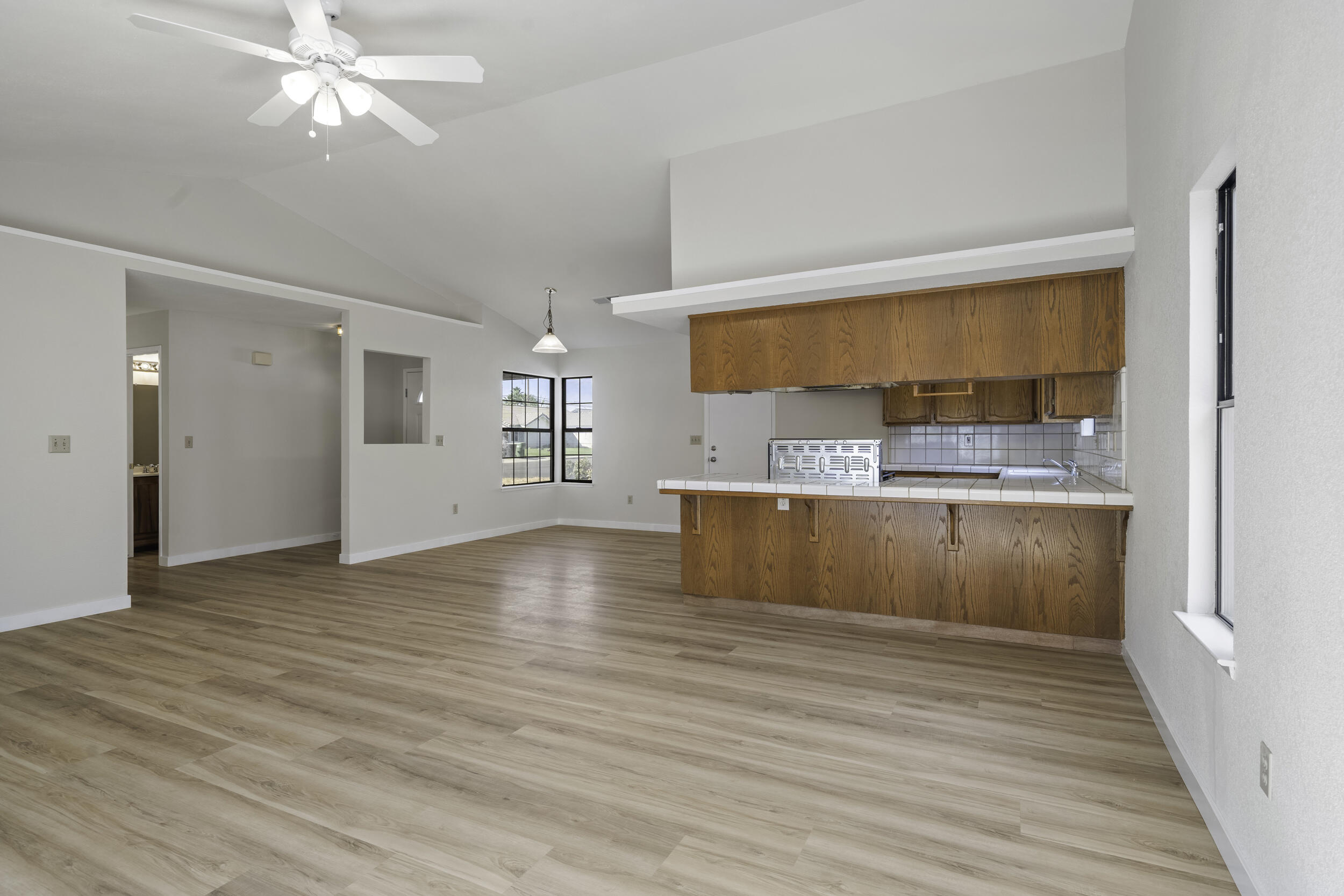 166 N Lyndsay Way, Dinuba, CA 93618