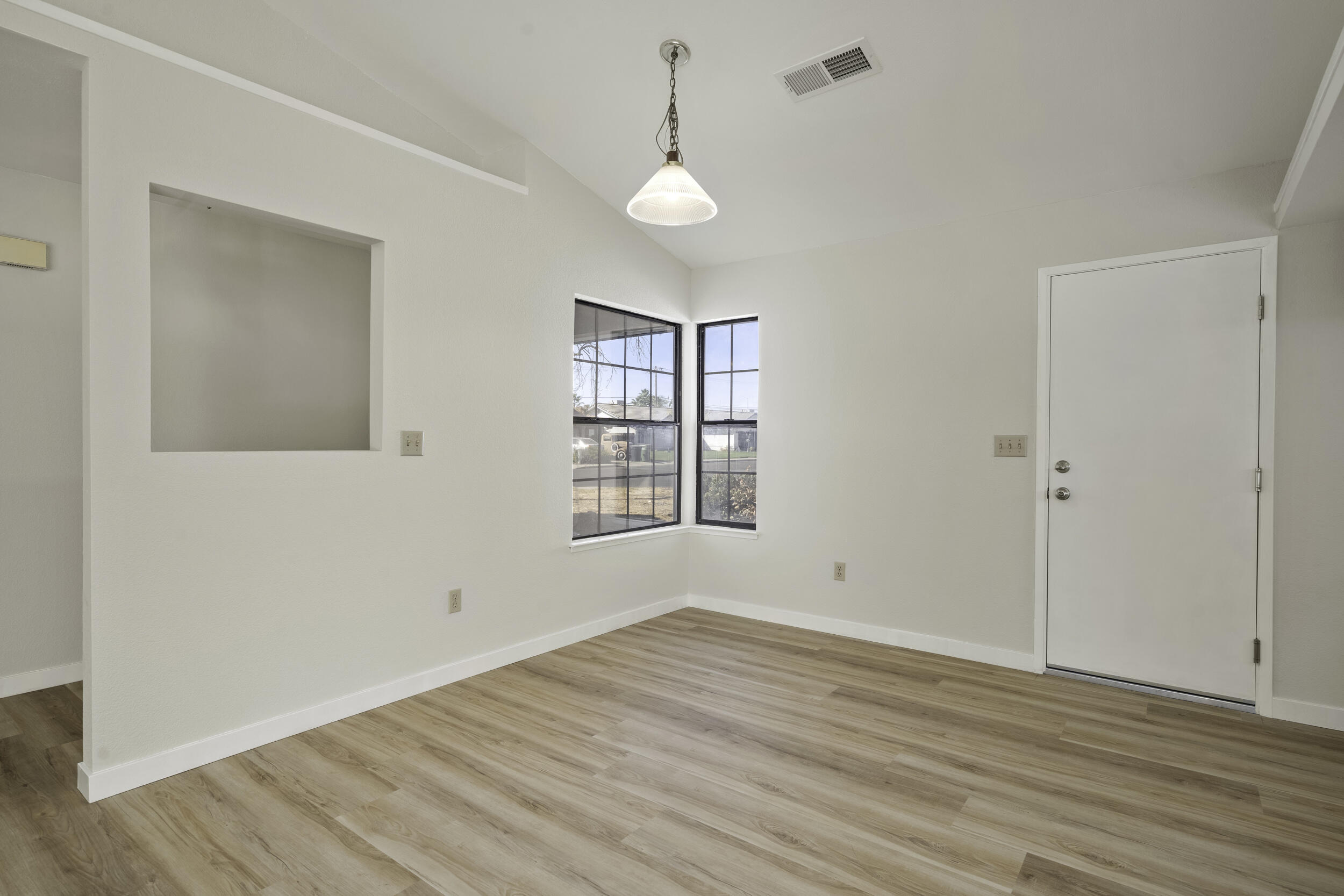 166 N Lyndsay Way, Dinuba, CA 93618