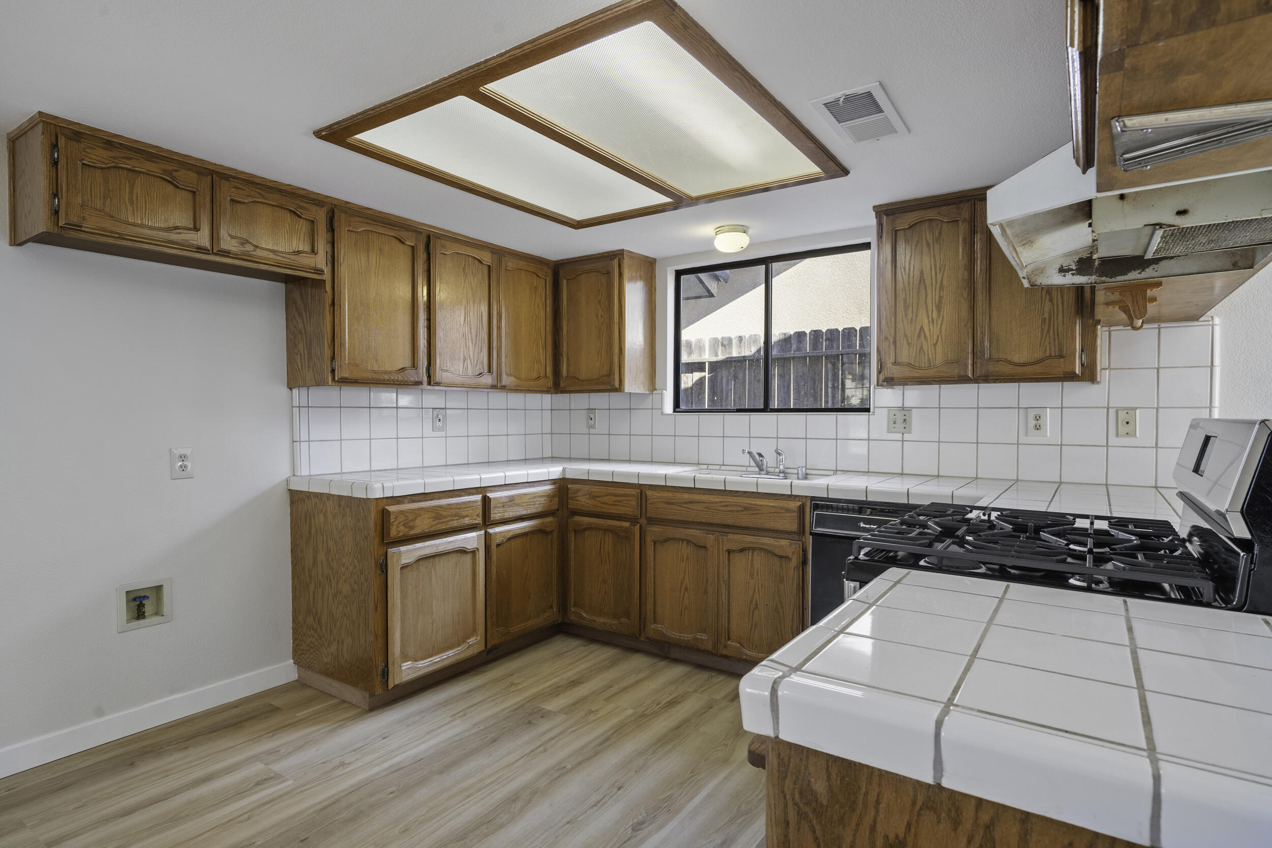 166 N Lyndsay Way, Dinuba, CA 93618
