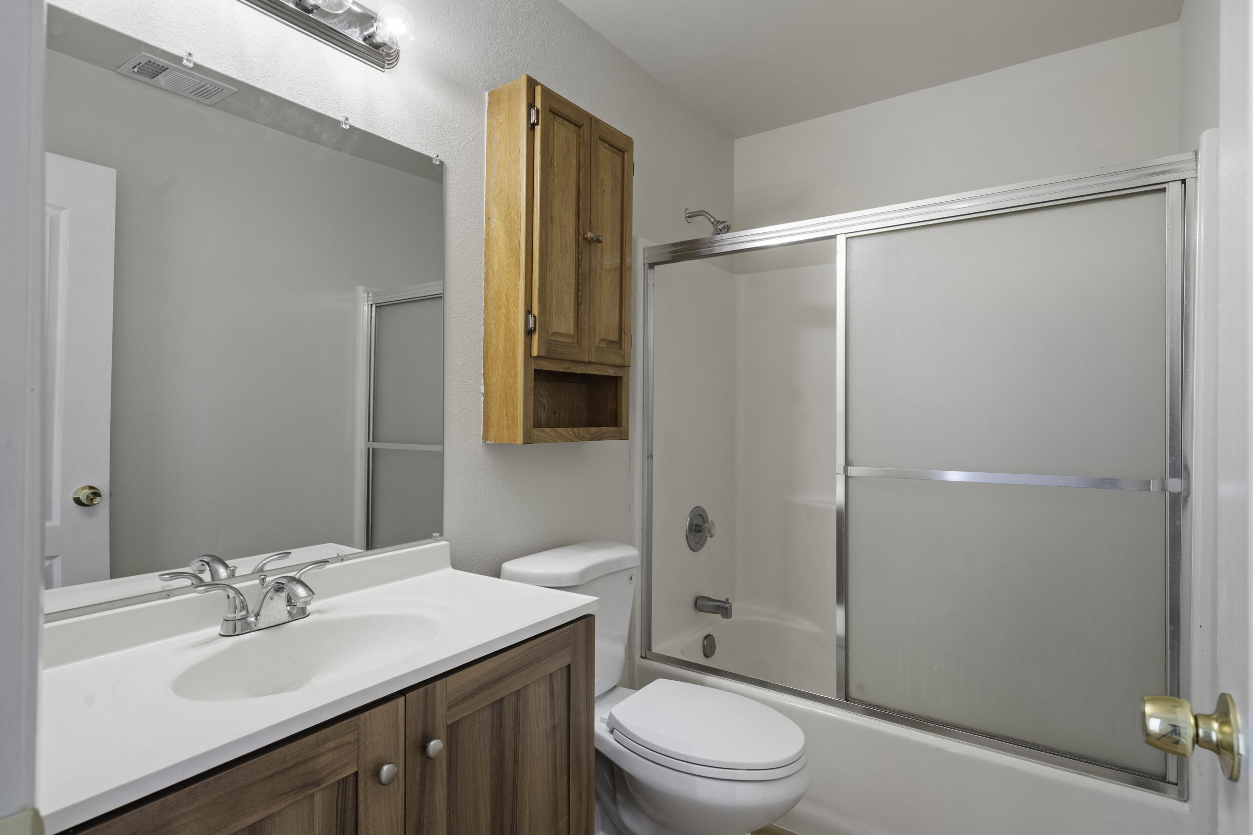 166 N Lyndsay Way, Dinuba, CA 93618