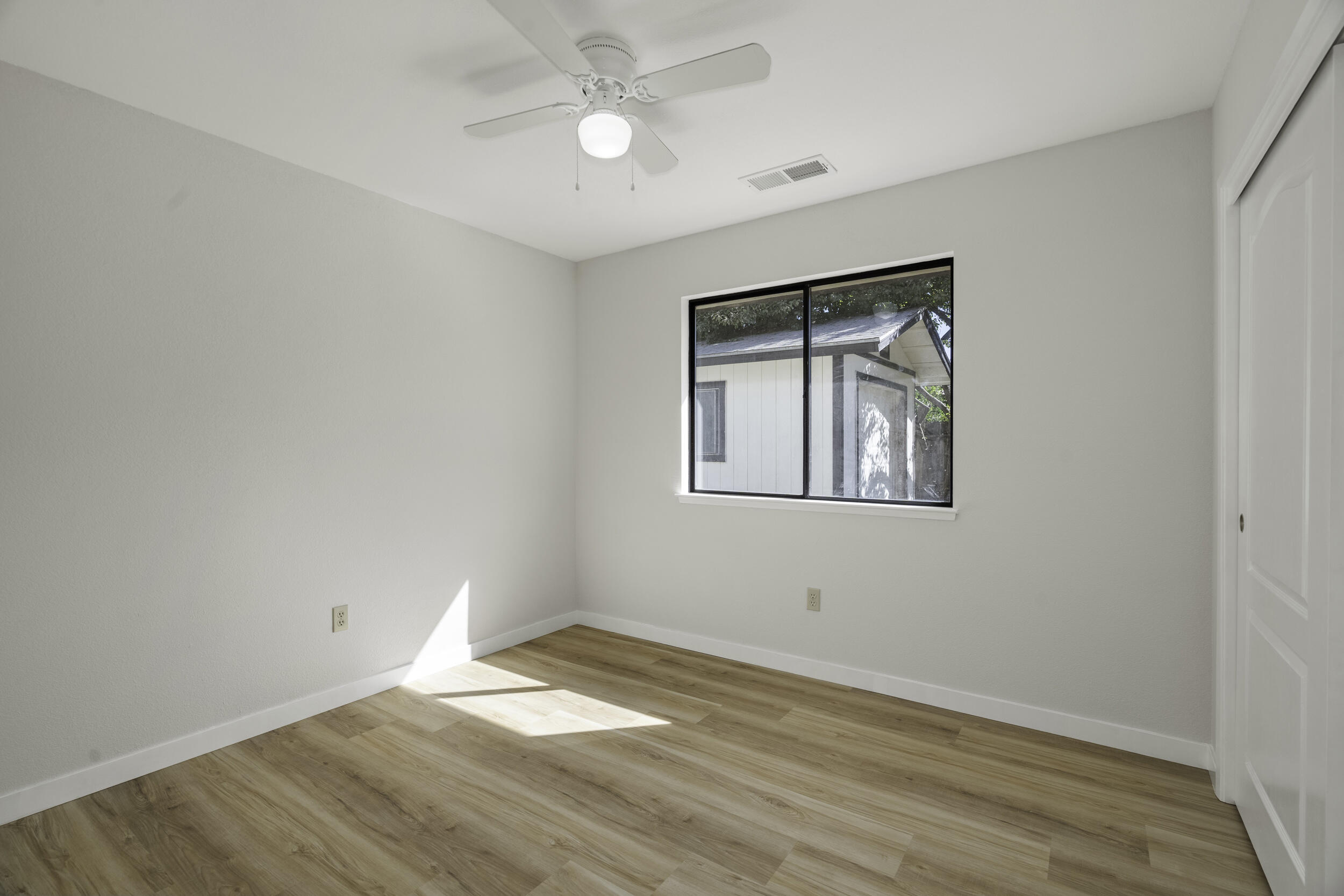 166 N Lyndsay Way, Dinuba, CA 93618