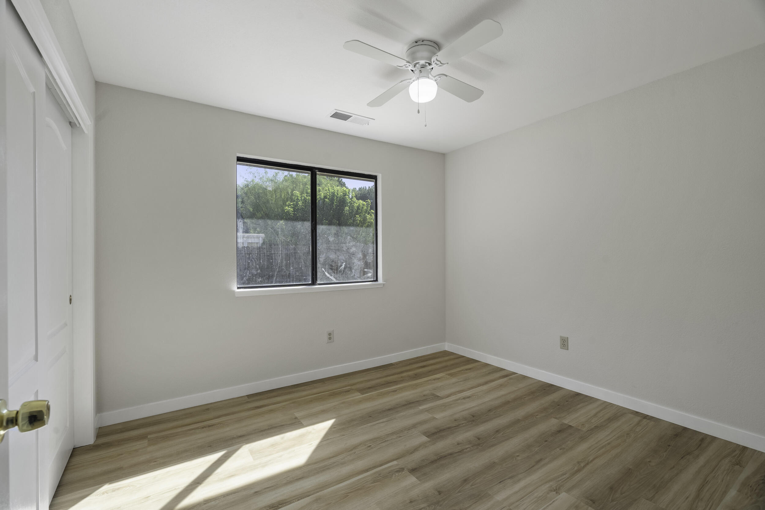 166 N Lyndsay Way, Dinuba, CA 93618