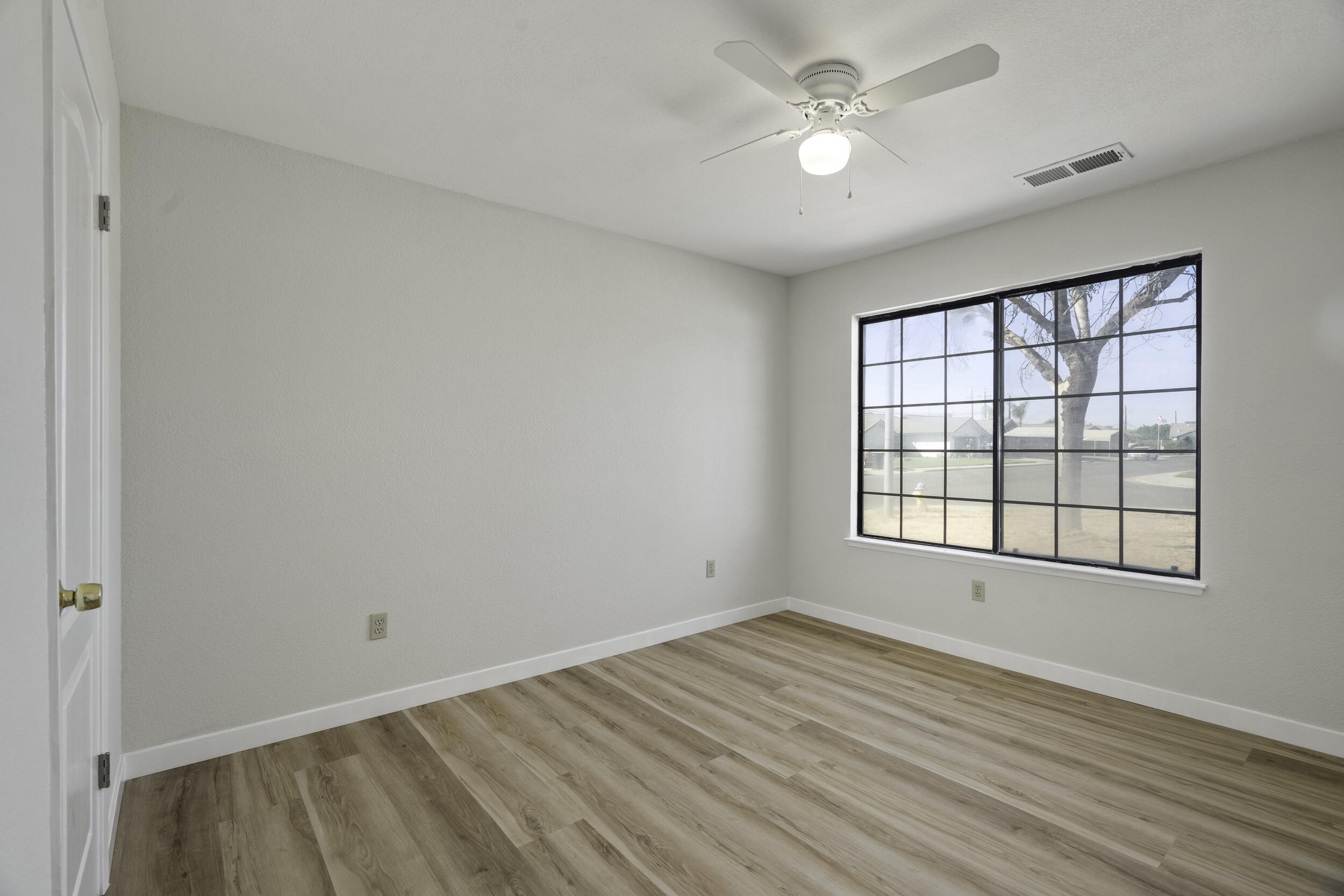 166 N Lyndsay Way, Dinuba, CA 93618