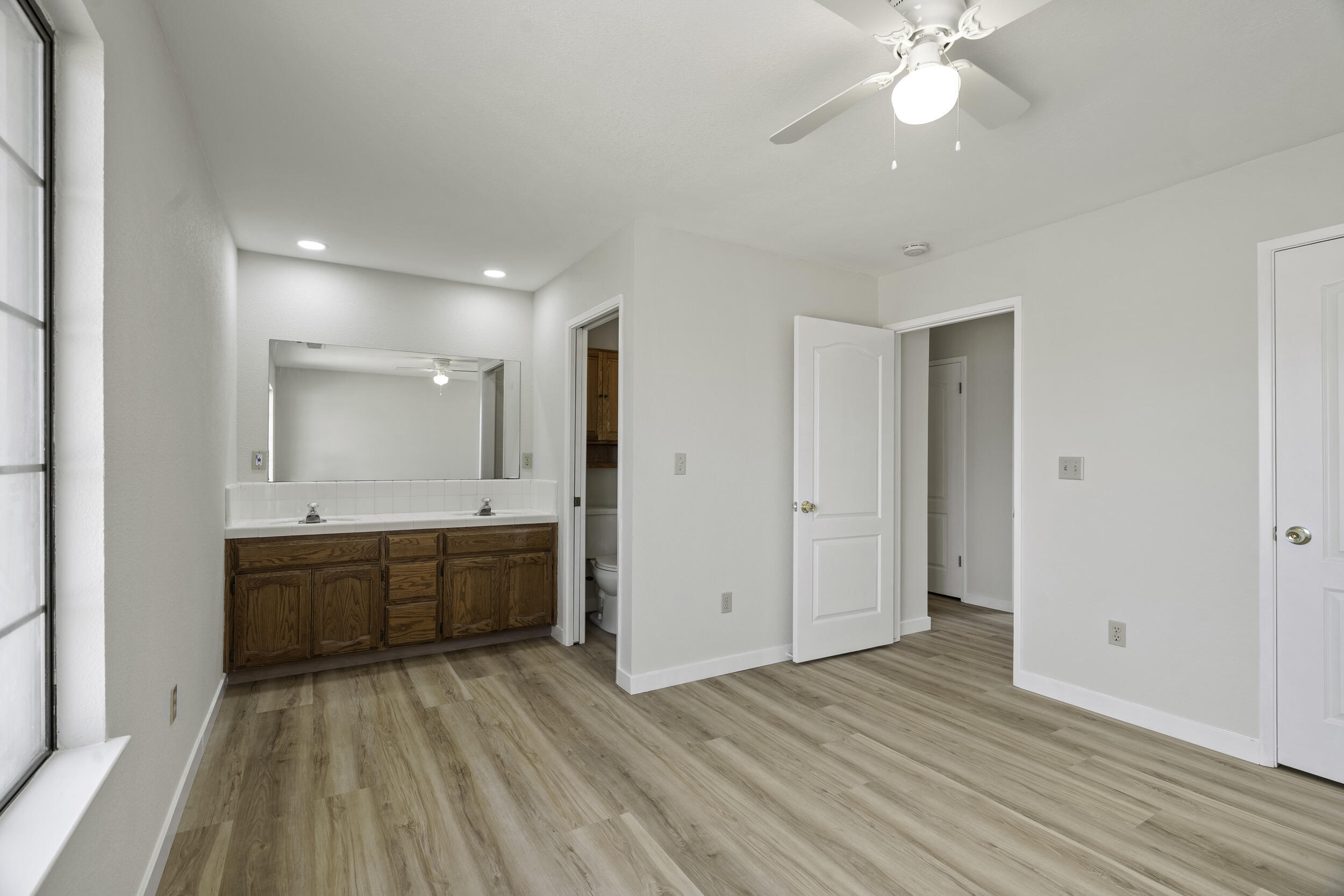 166 N Lyndsay Way, Dinuba, CA 93618