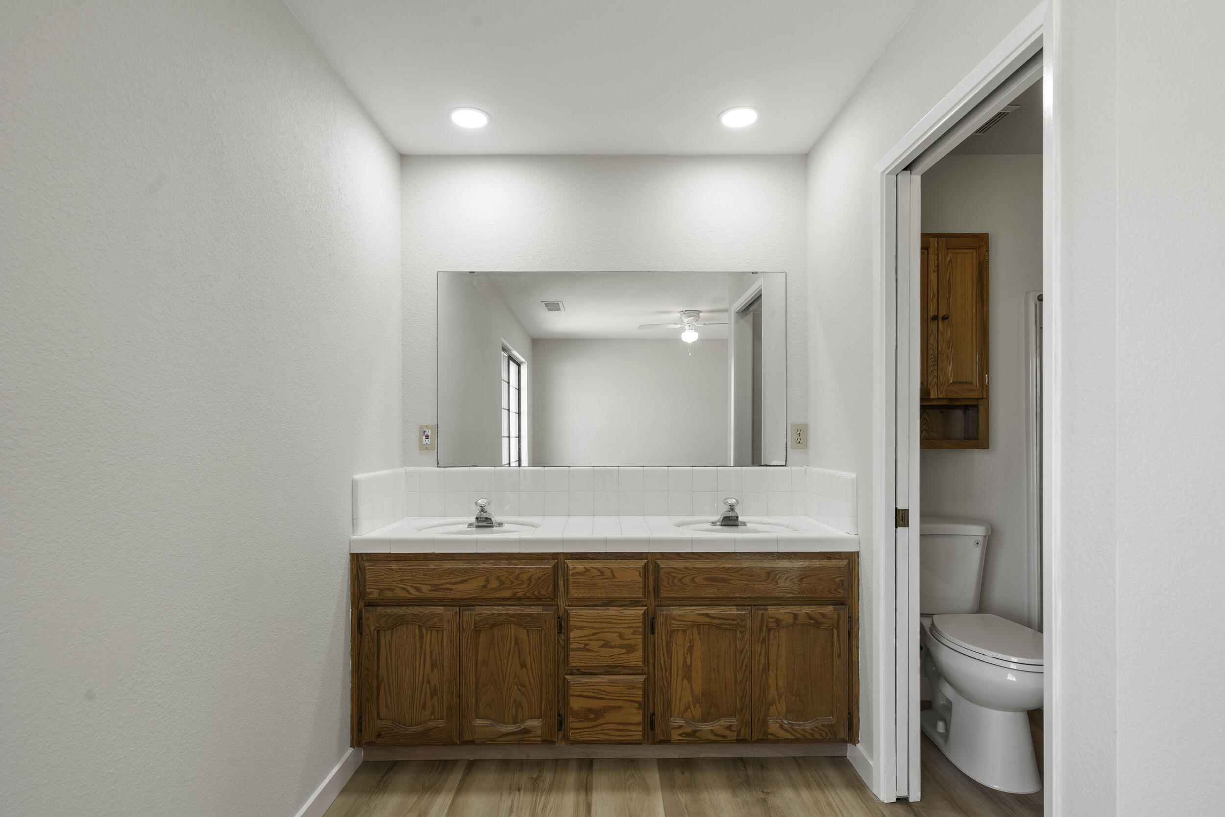 166 N Lyndsay Way, Dinuba, CA 93618