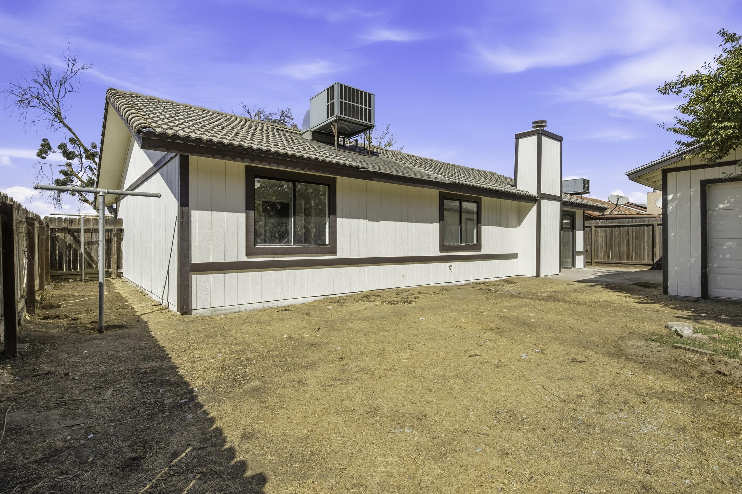 166 N Lyndsay Way, Dinuba, CA 93618