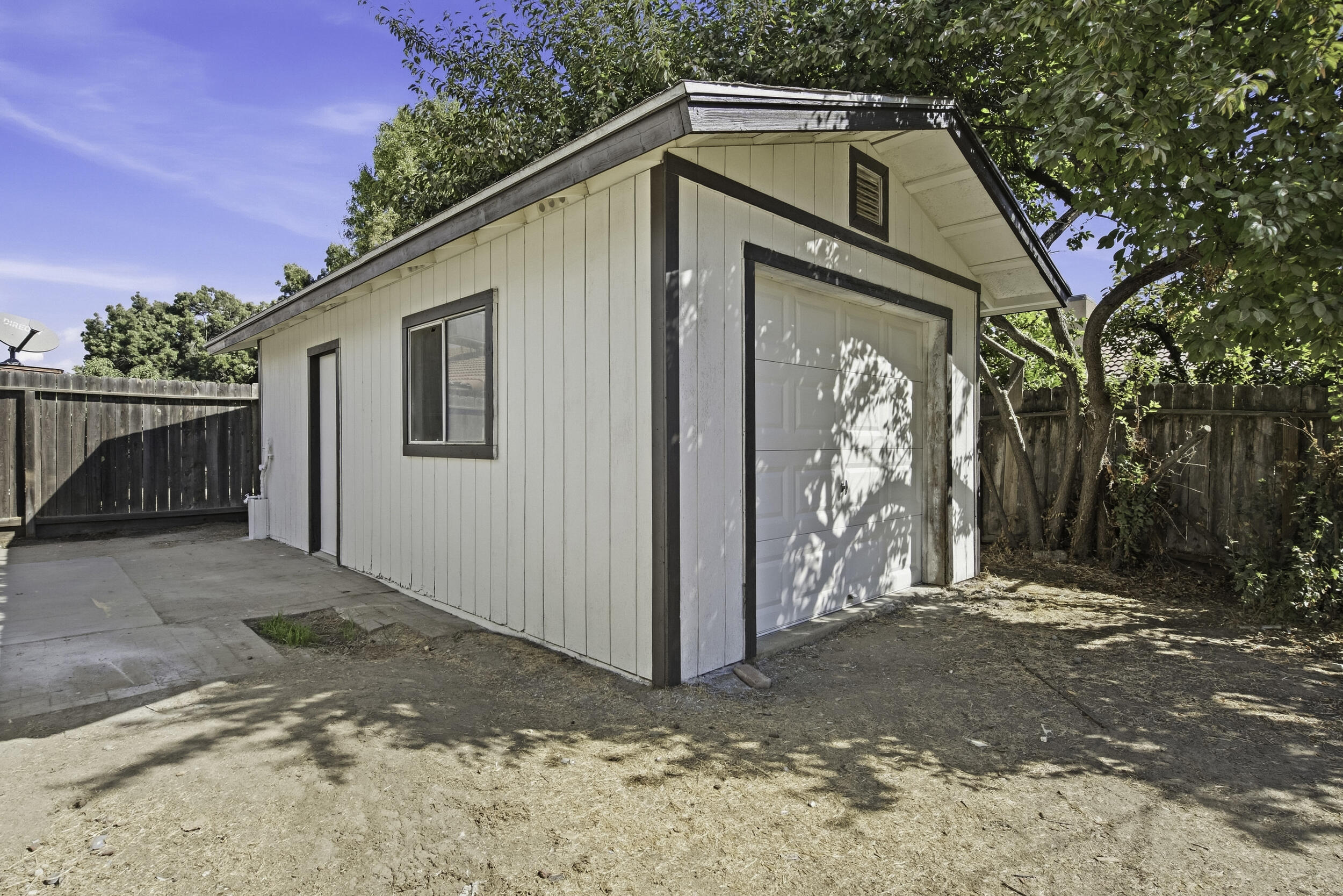 166 N Lyndsay Way, Dinuba, CA 93618