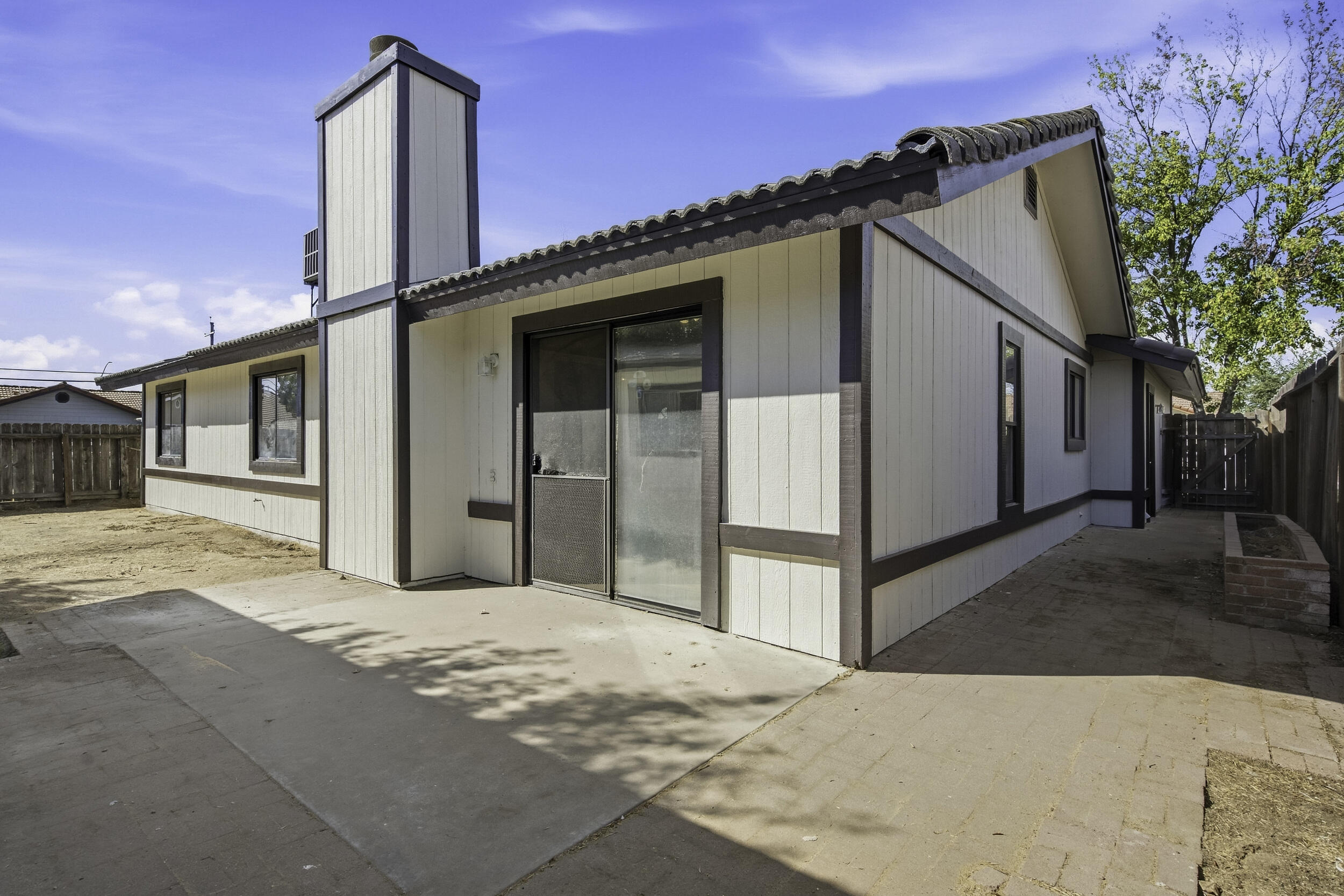 166 N Lyndsay Way, Dinuba, CA 93618