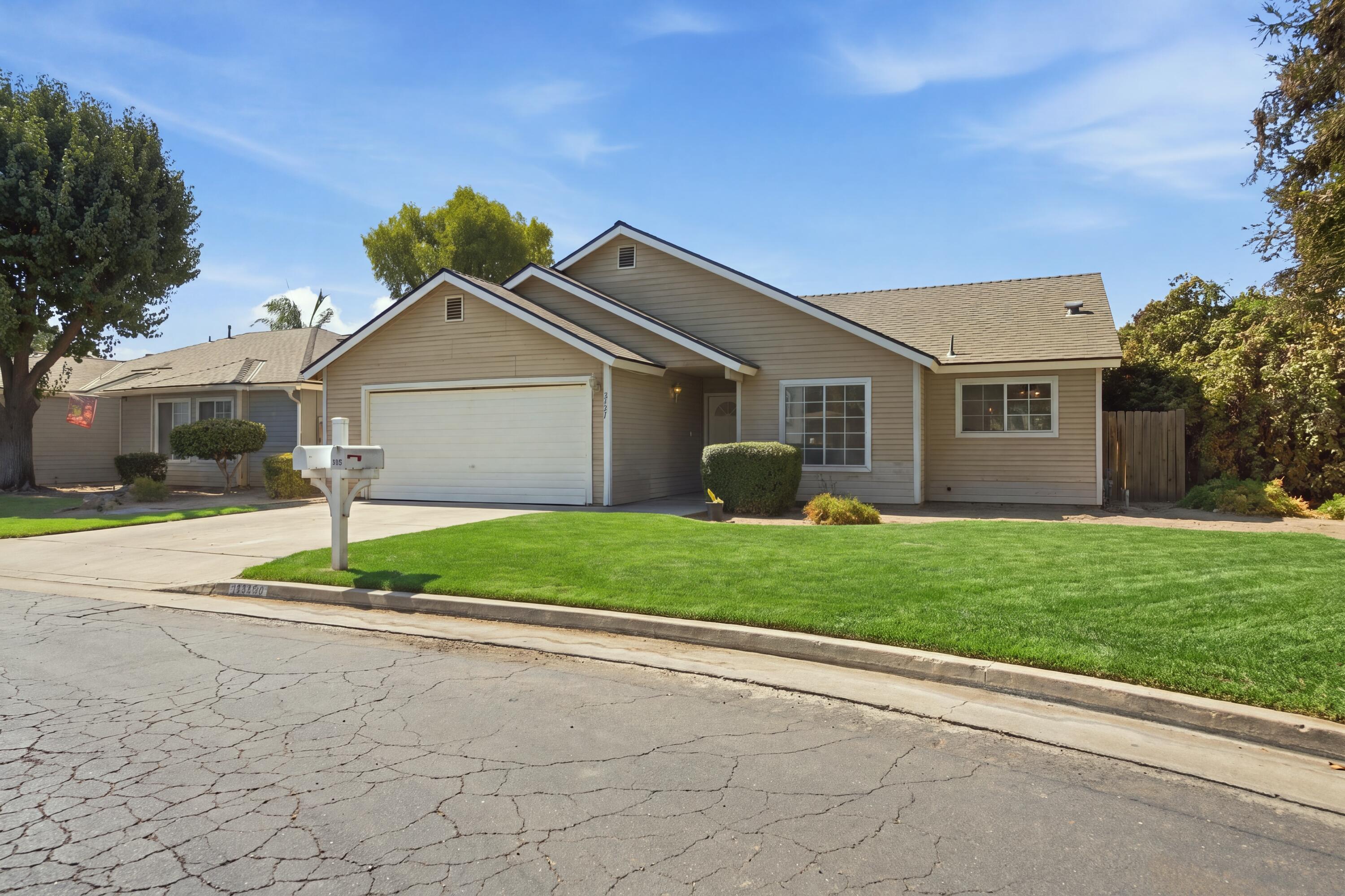 2447 N Michael St, Visalia, CA 93292
